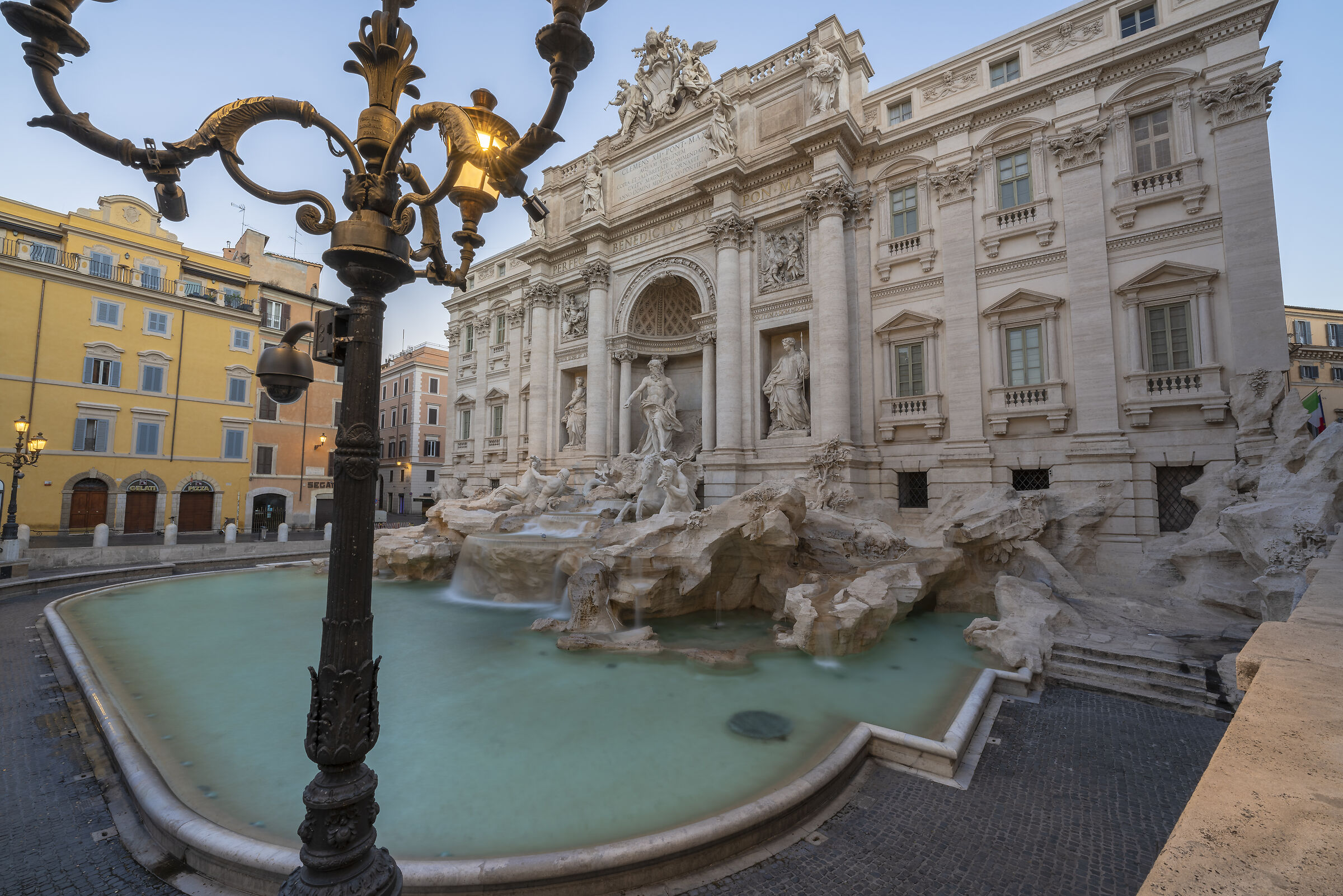 Piazza Trevi al mattino