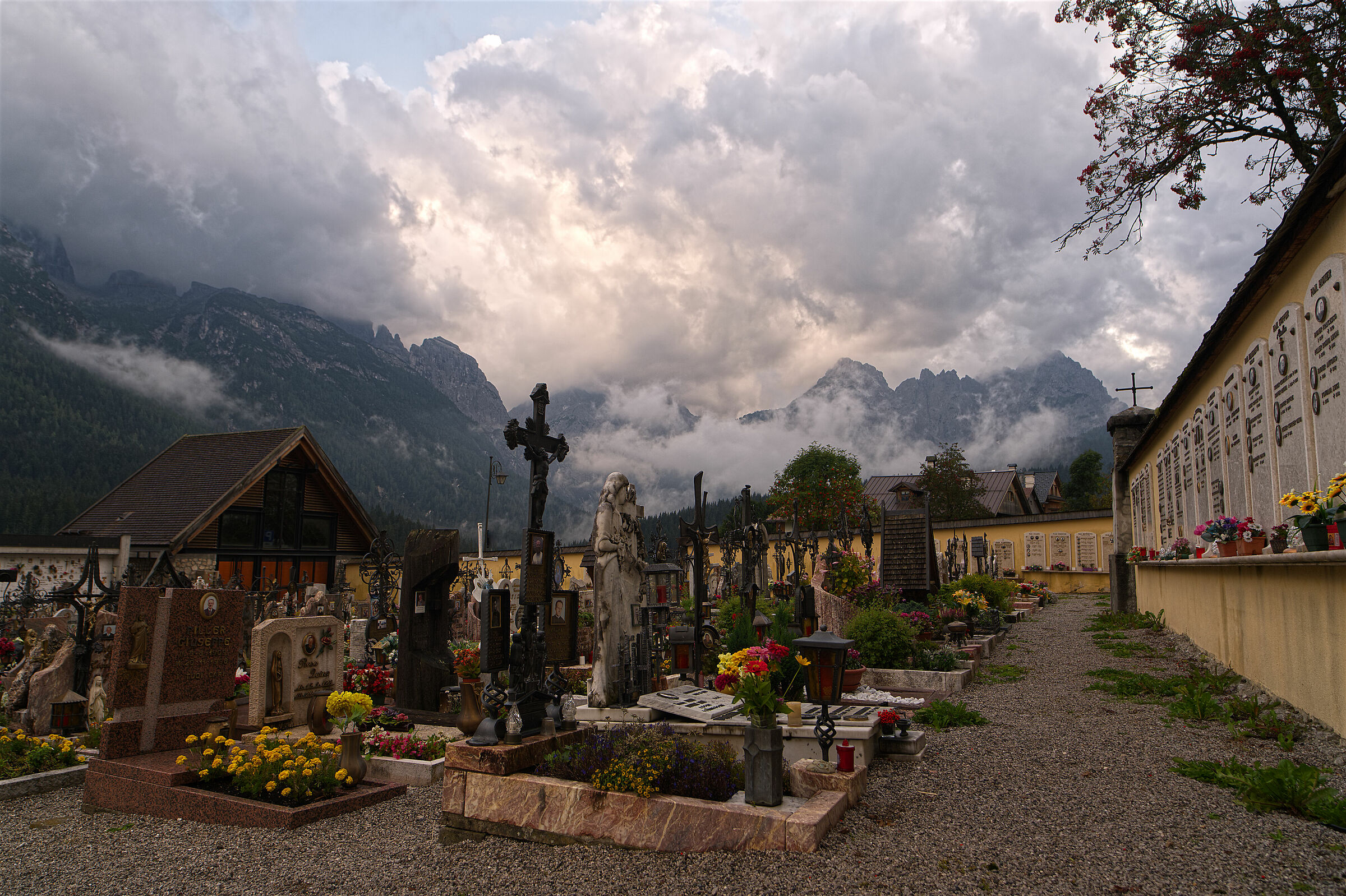 Cimitero ambientato al tramonto