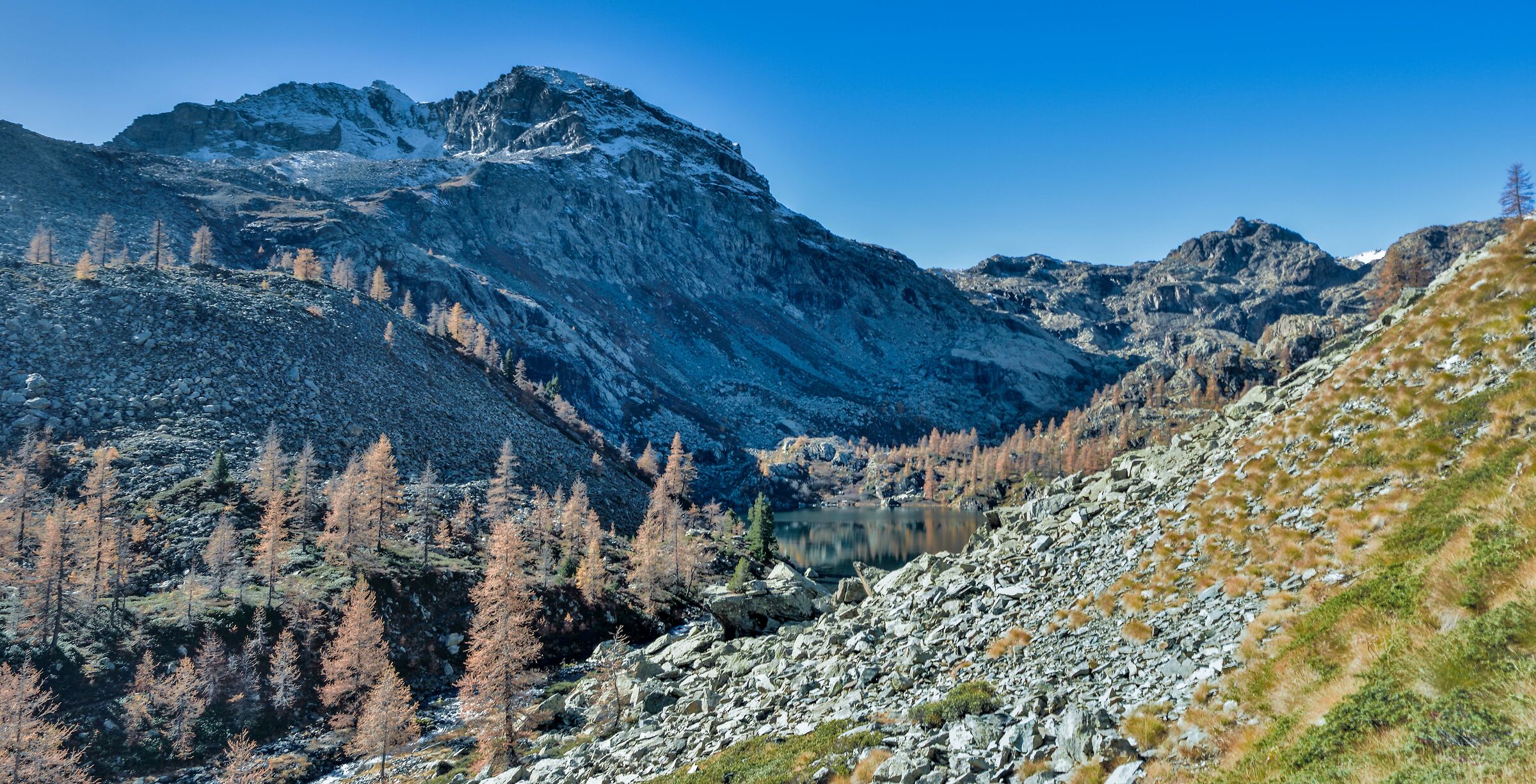 Lago Cornuto dal sentiero per il Grand Lac