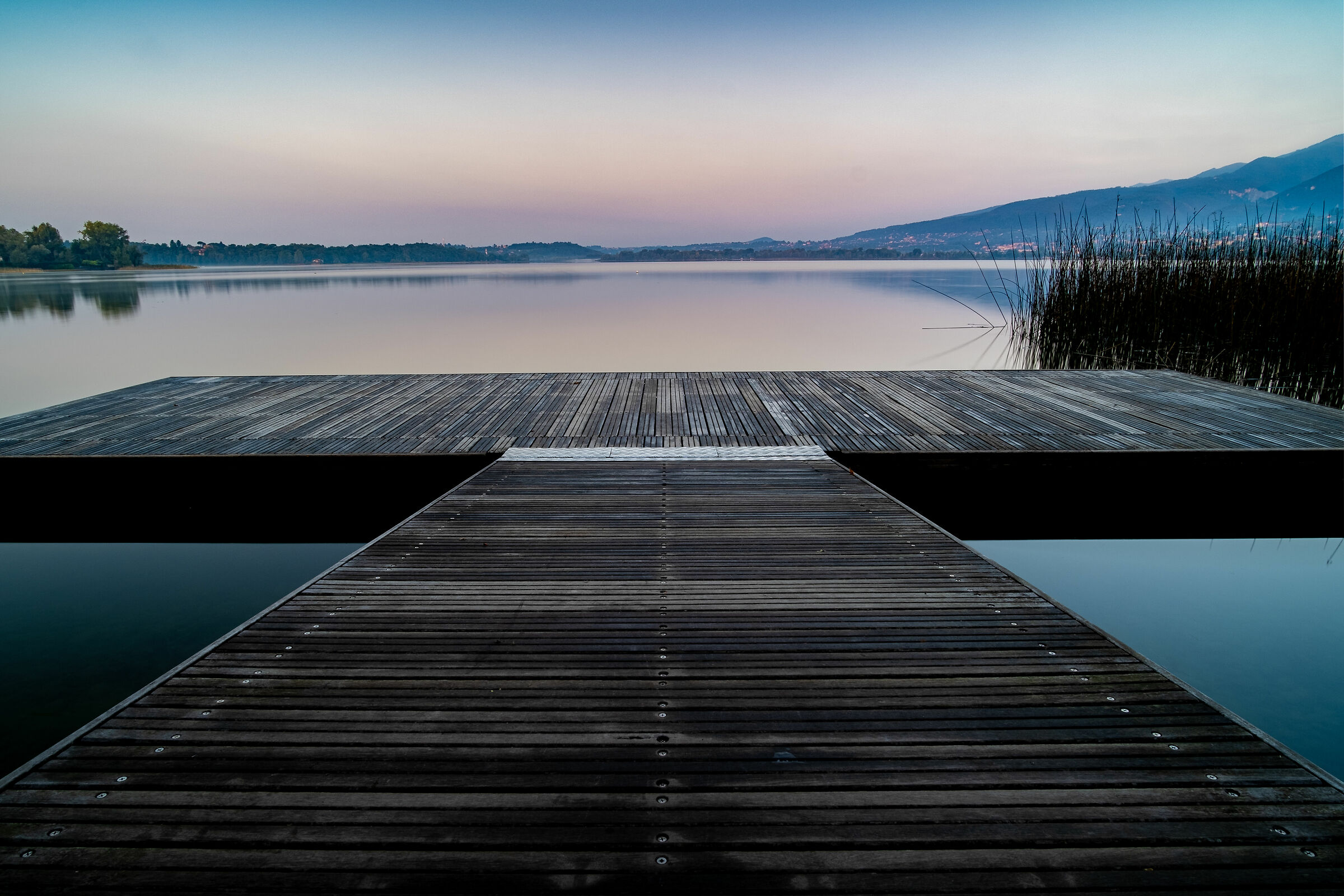 Alba sul lago di Pusiano