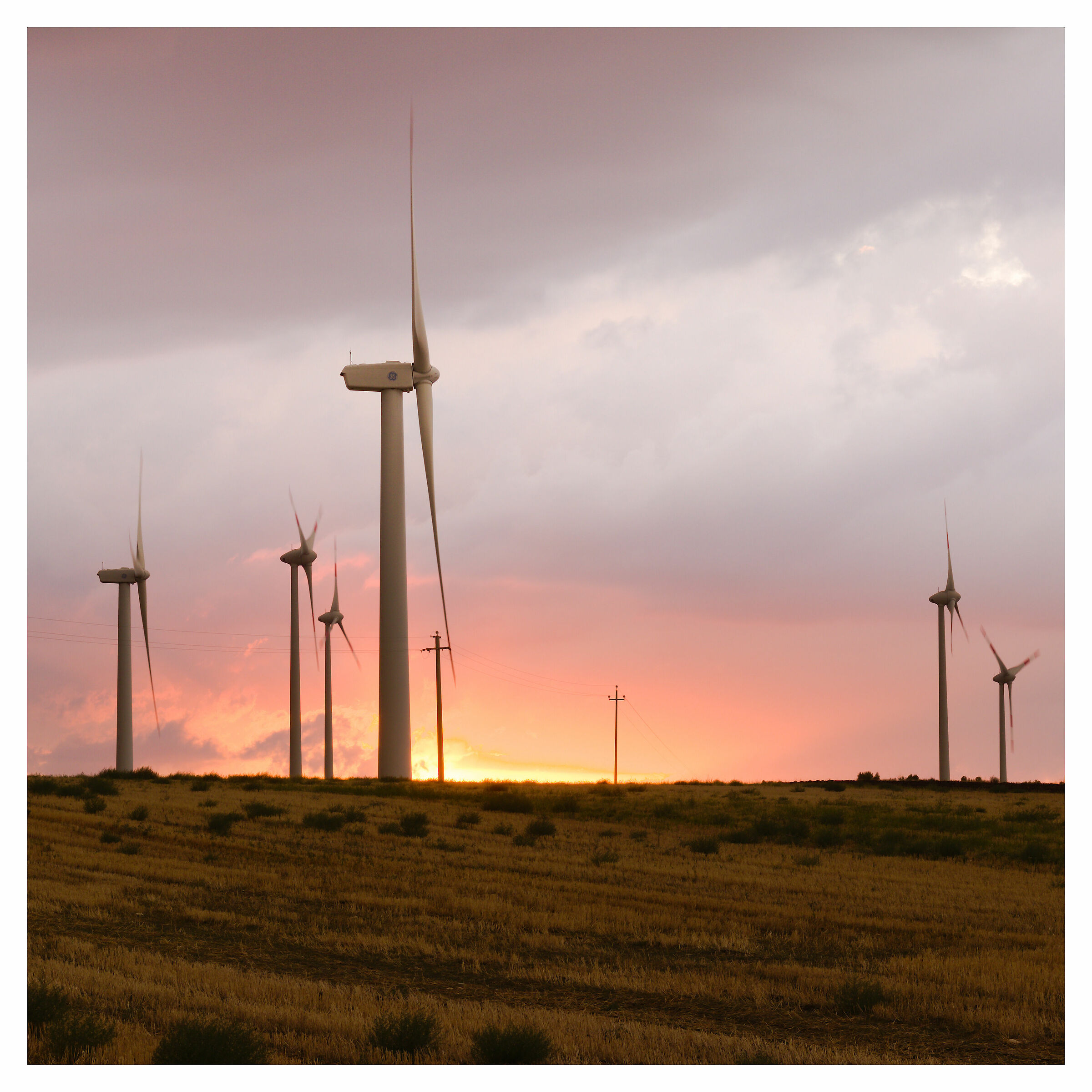 Pale eoliche al tramonto
