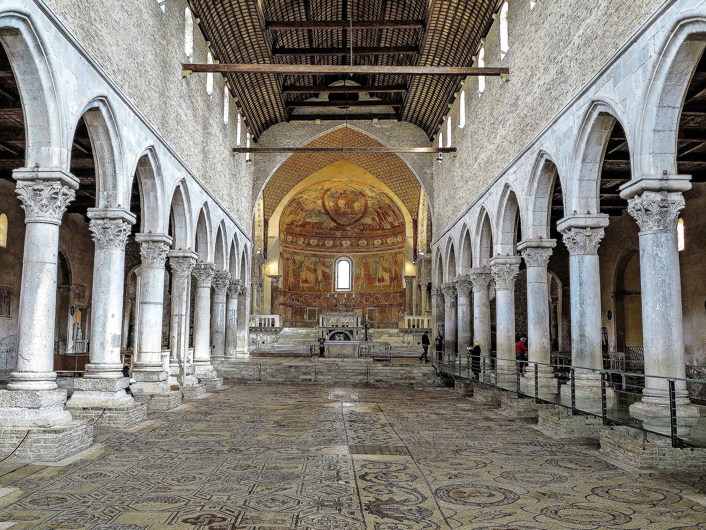 Aquileia basilica central navata