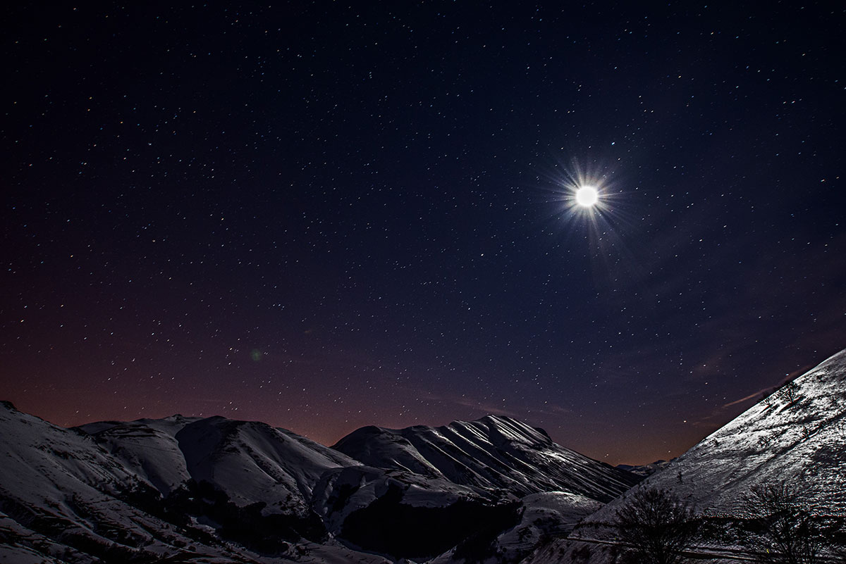 Luna e stelle in un paesaggio da favola