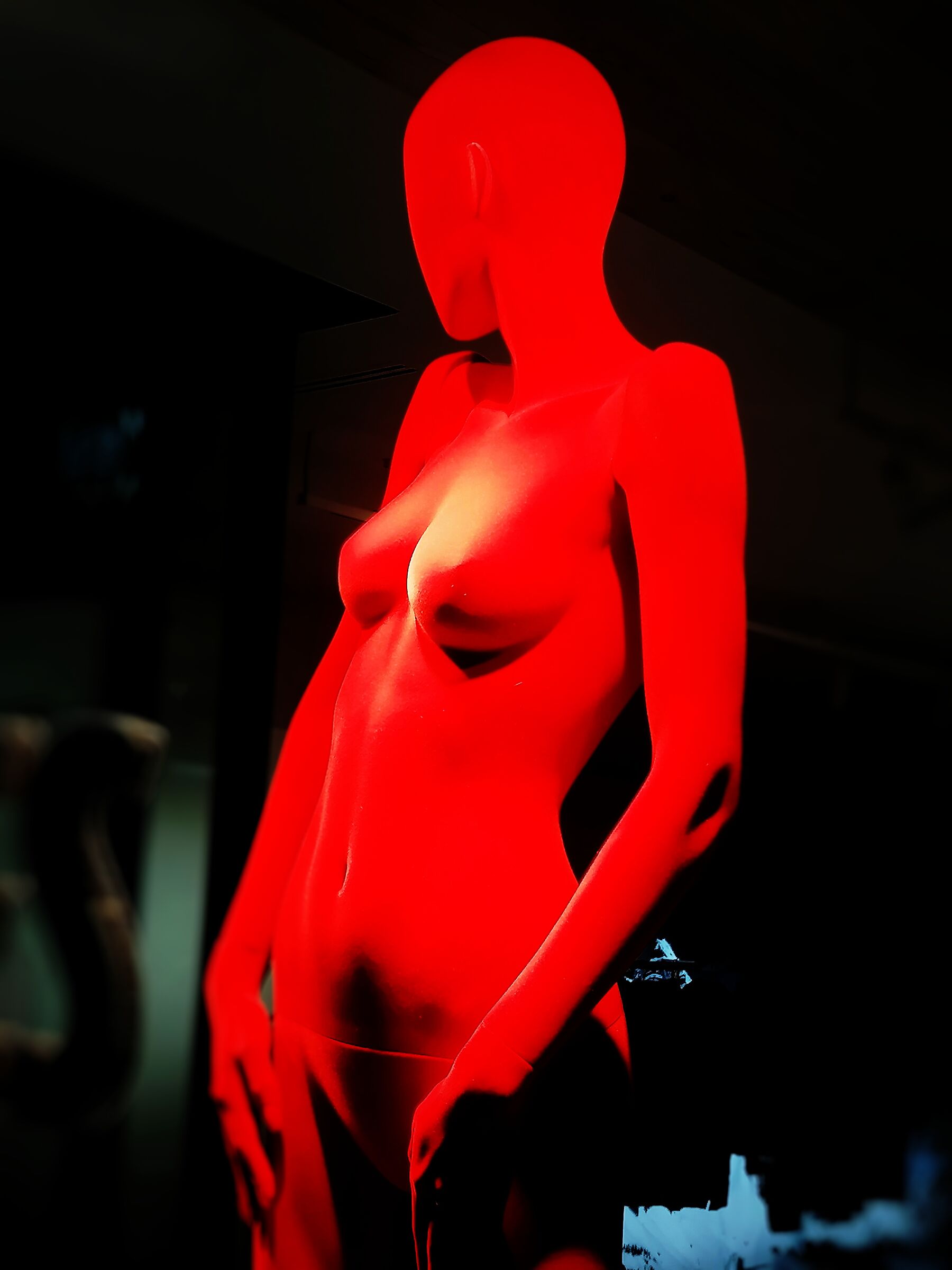 Manichino donna rosso in vetrina