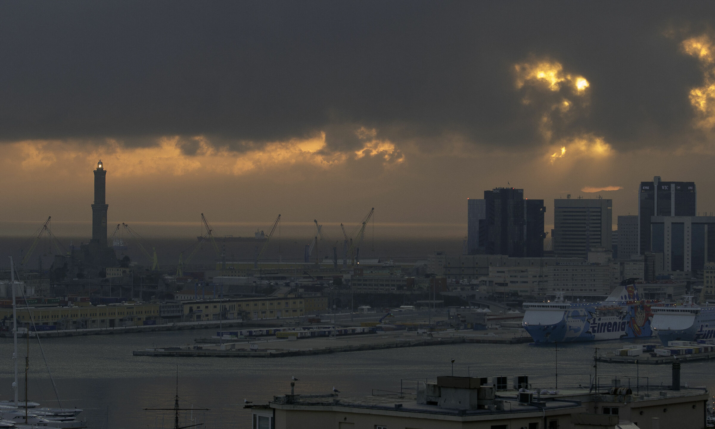 Genova avvolta da uno sfondo cupo