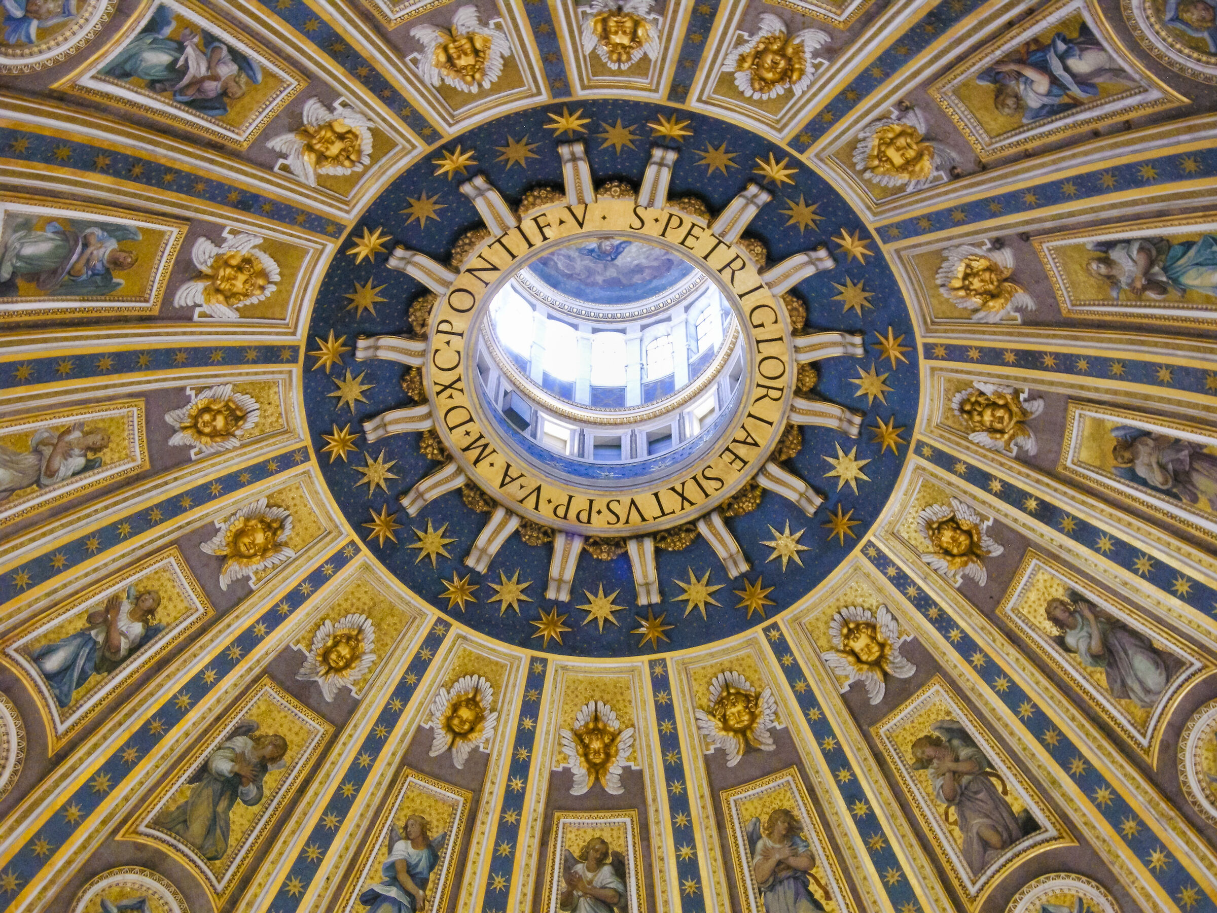 Nel centro della cupola.
