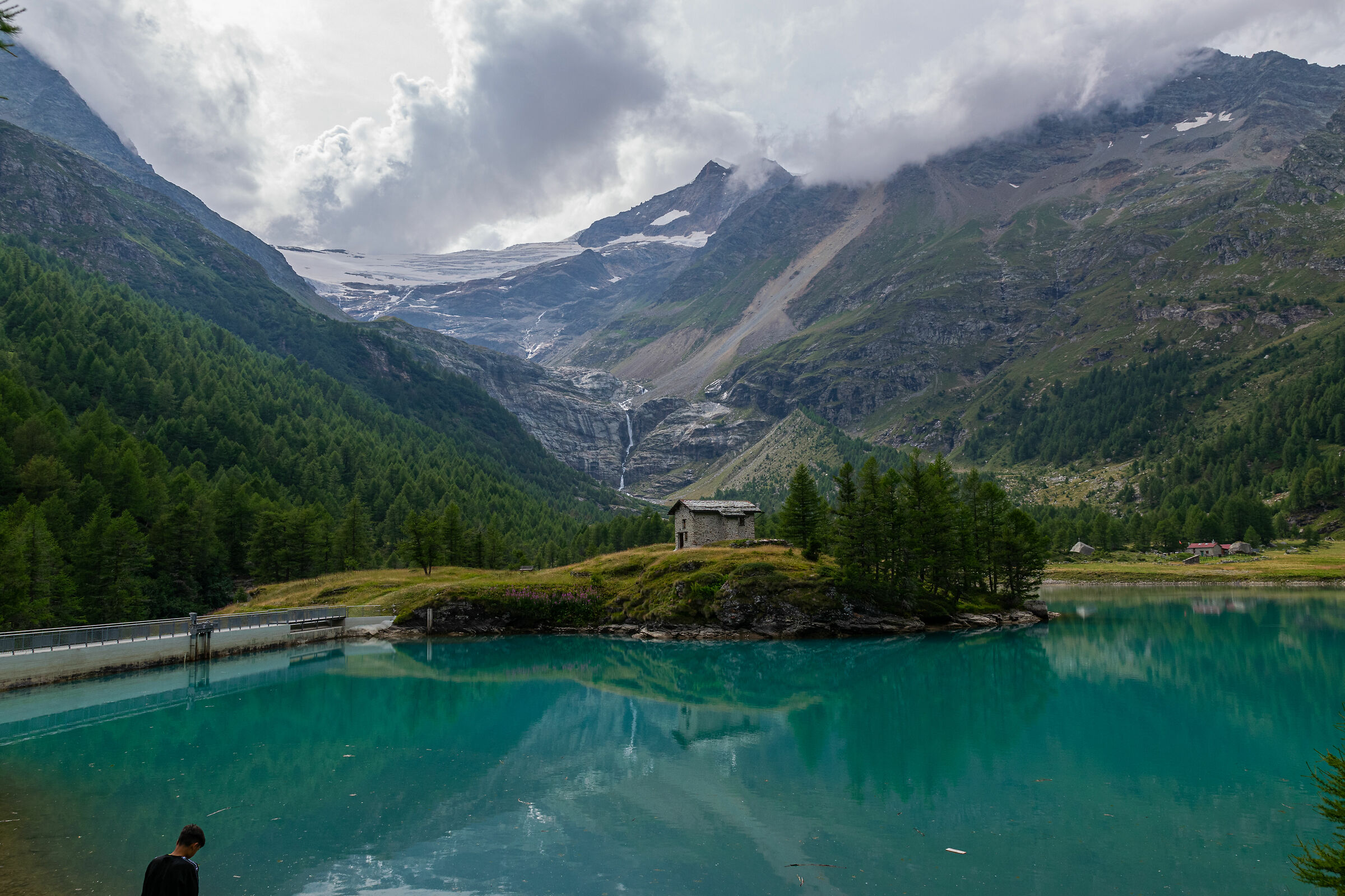 the splendour of the lake under the glacier