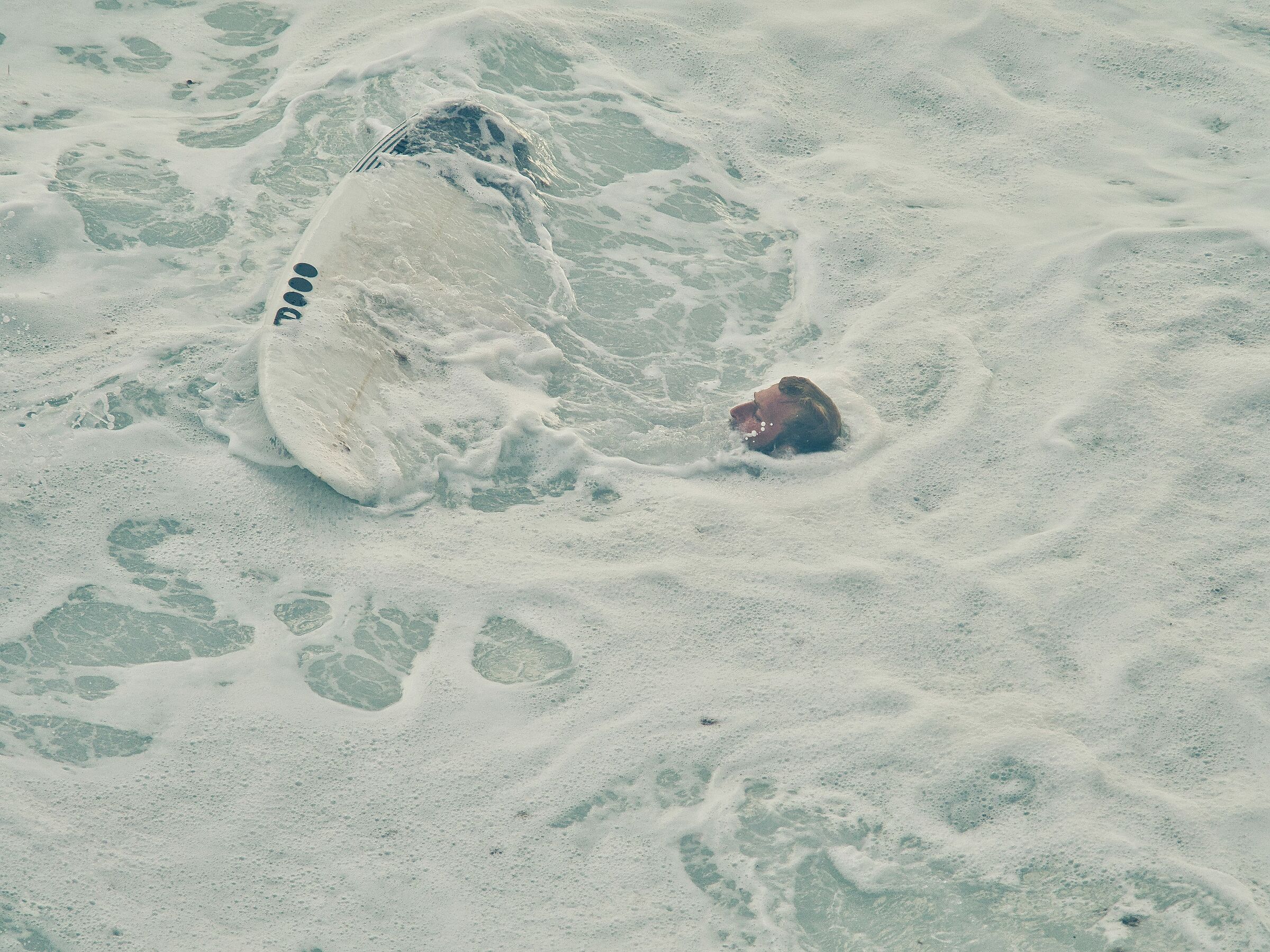 il surfista dentro il mare