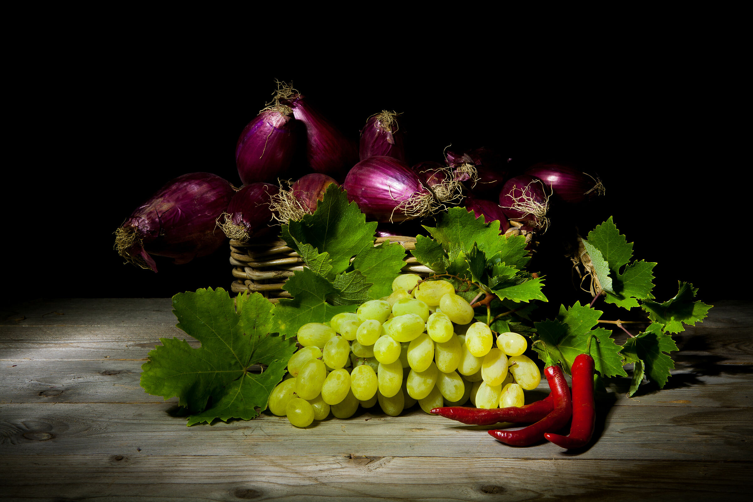 Cipolle e uva con peperoncini
