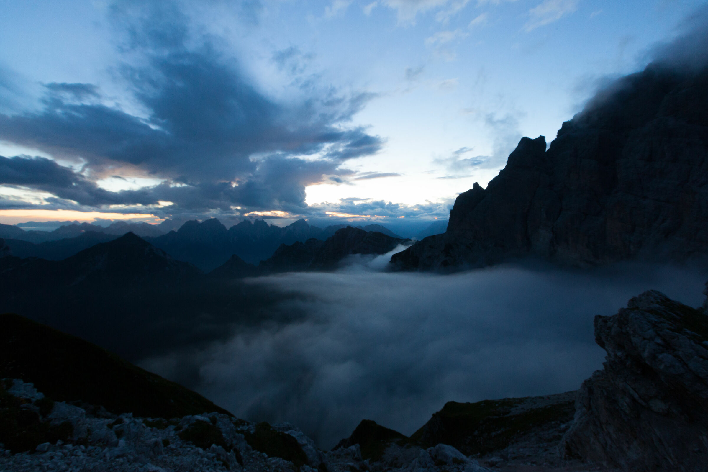ultime luci sopra un mare di nuvole