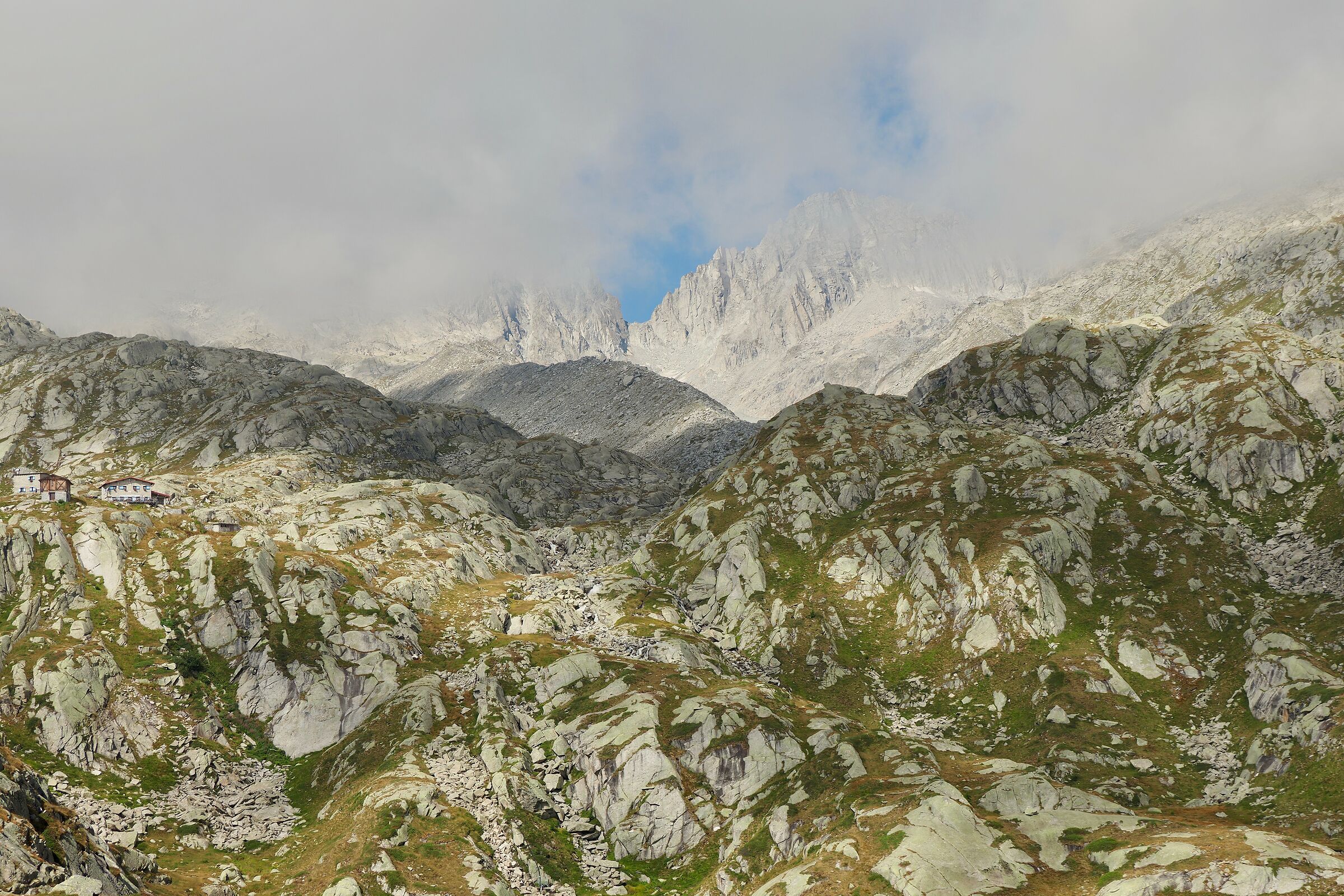 Alte cime roccia nuda