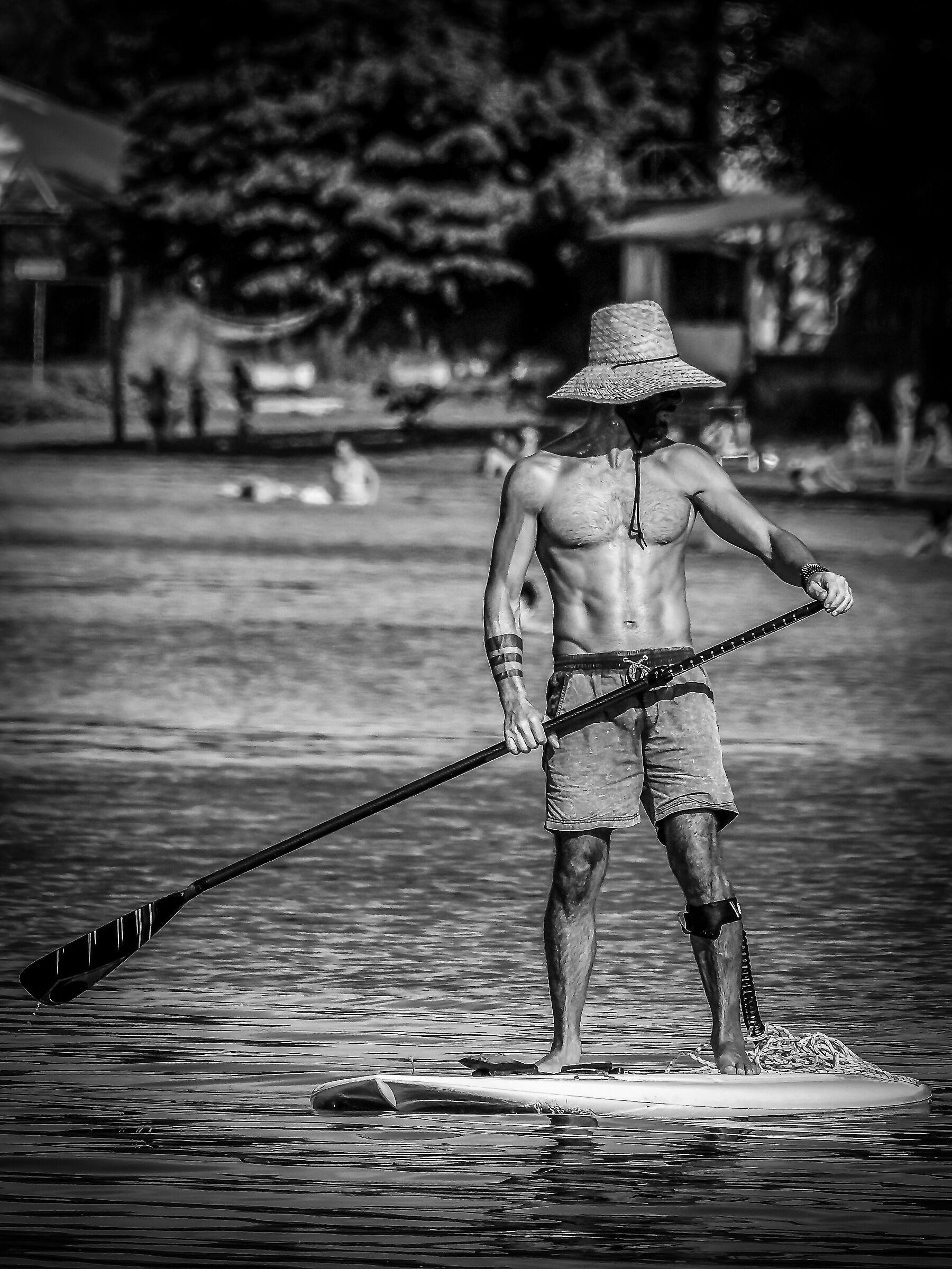 Uomo in paddle sup