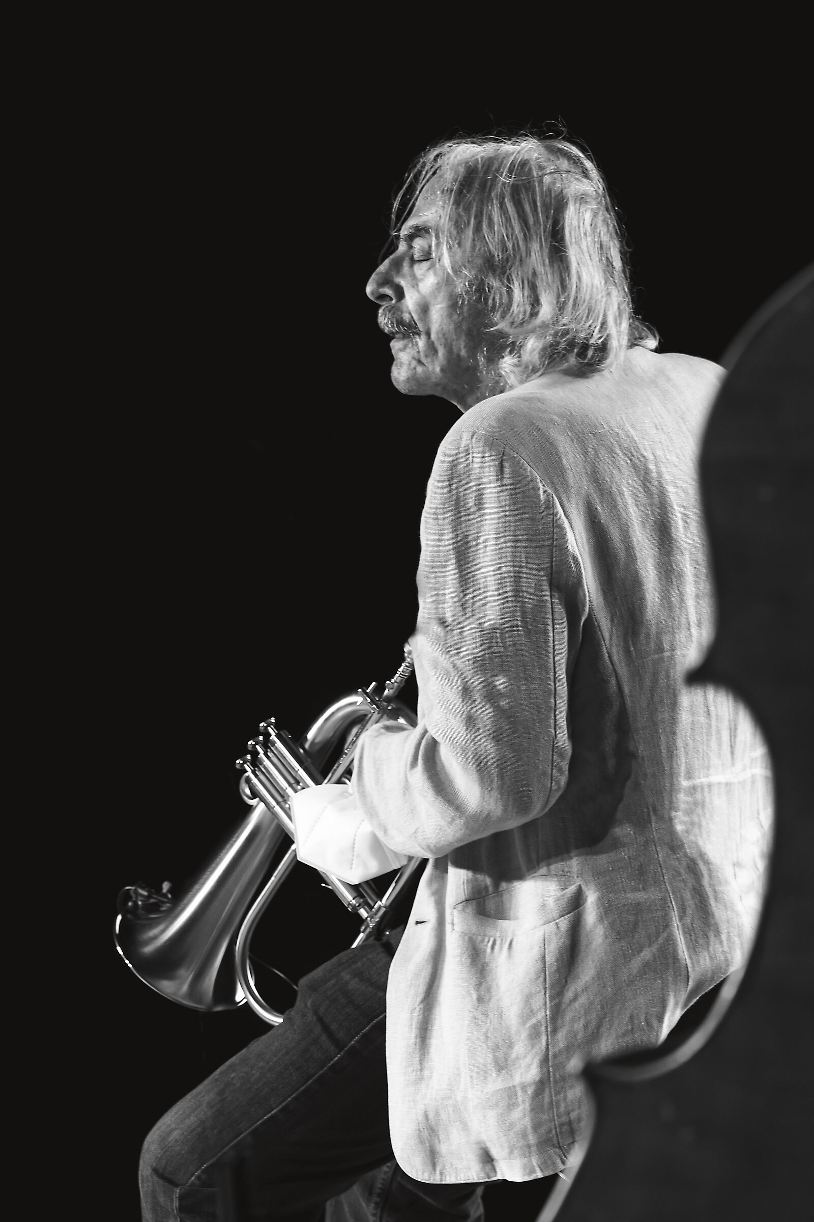 Il Maestro Enrico Rava, in ascolto