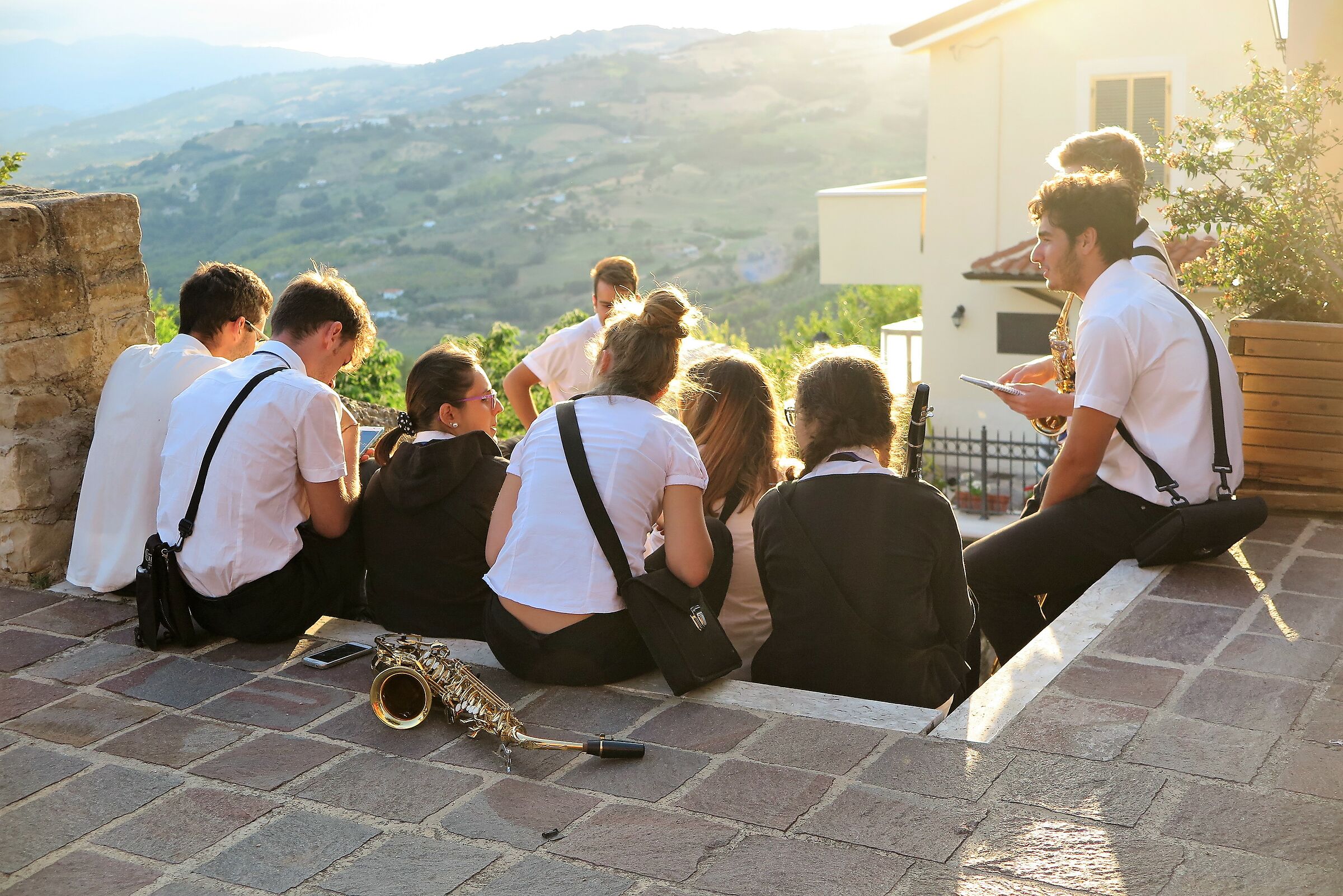 Con gli amici a parlar del futuro.