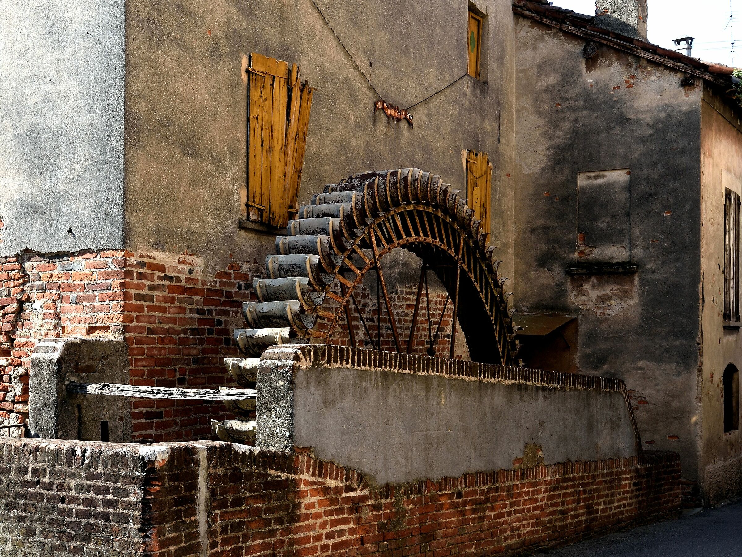 Scorre l'acqua...gira la ruota...
