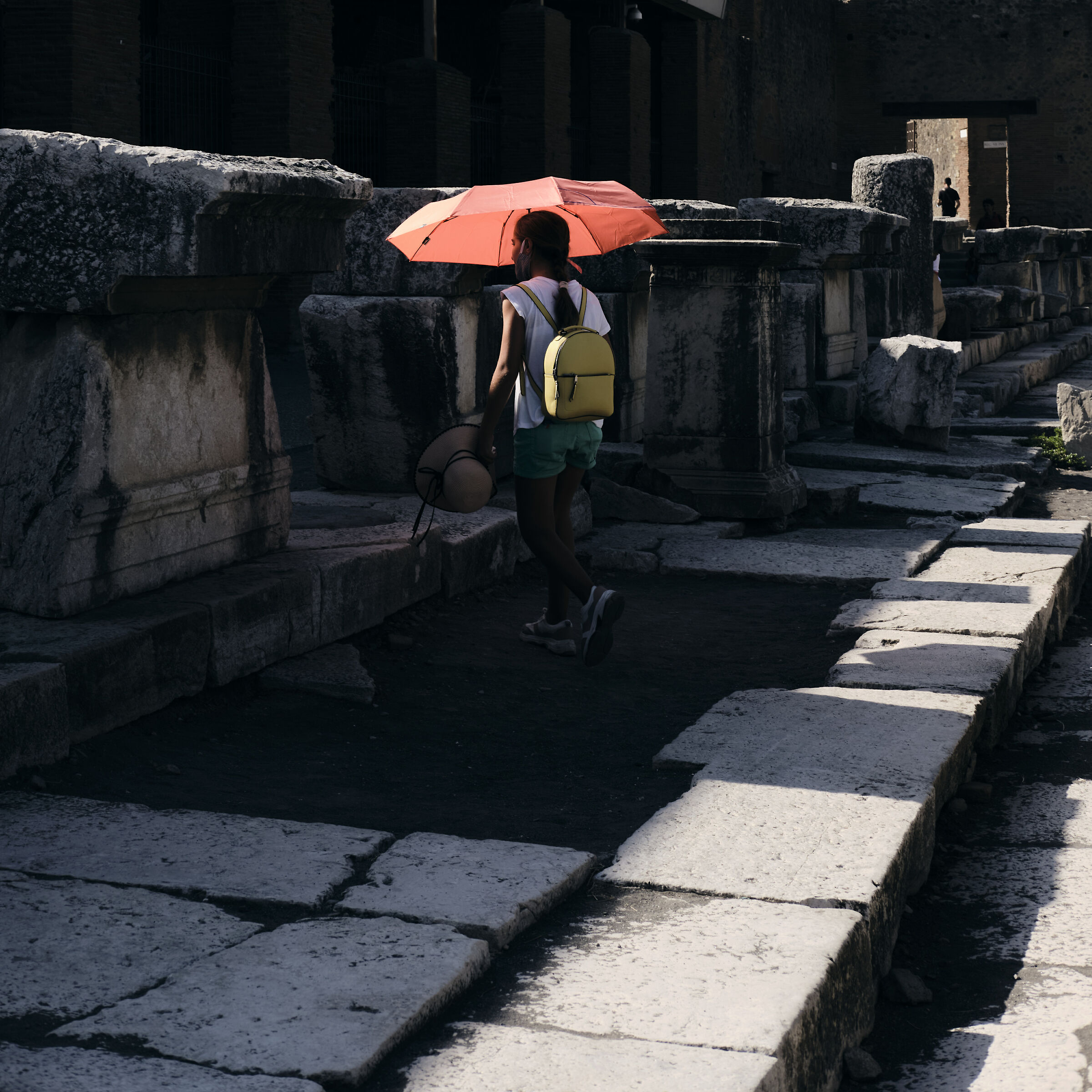 Ragazza con l'ombrello