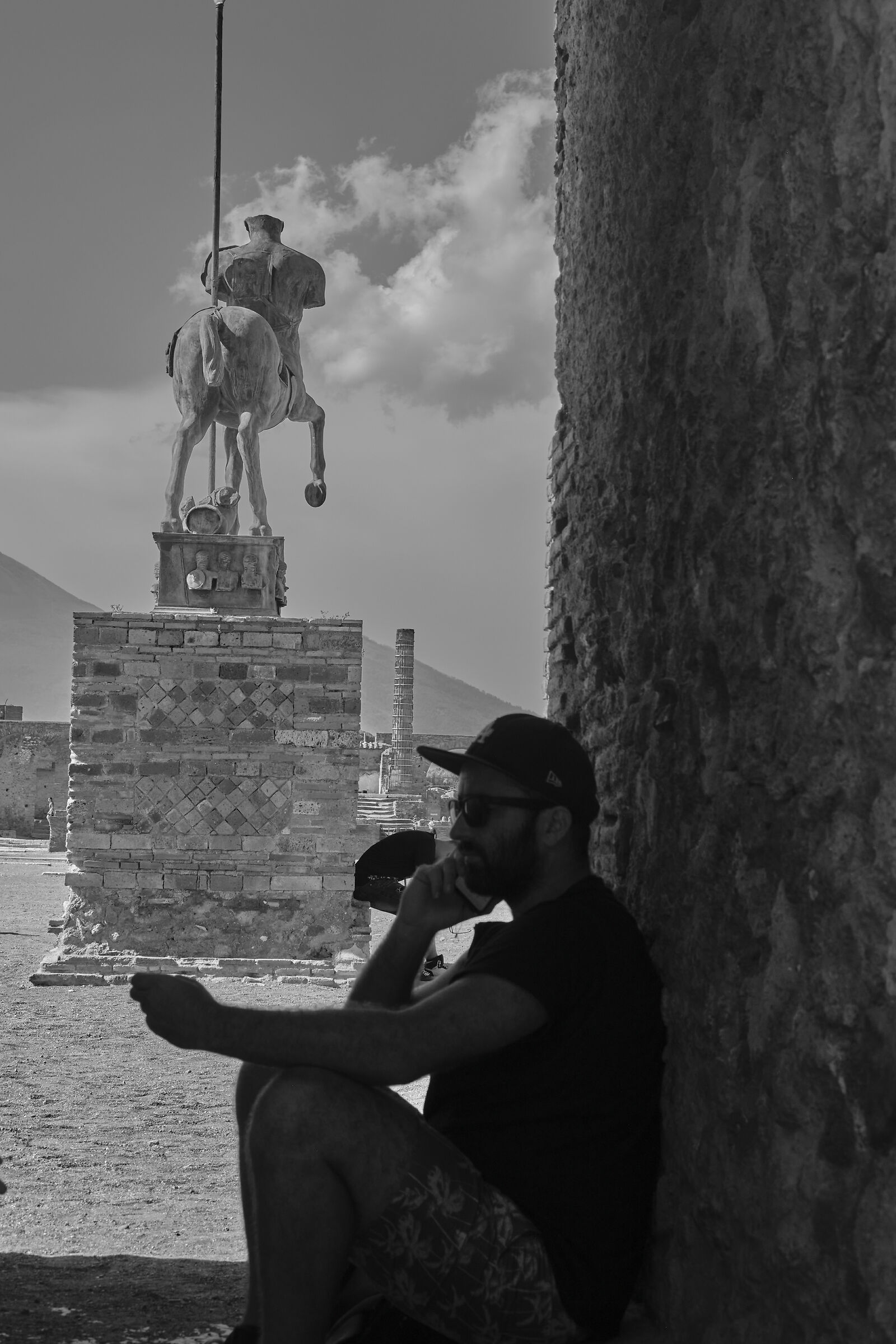 All'ombra del monumento equestre