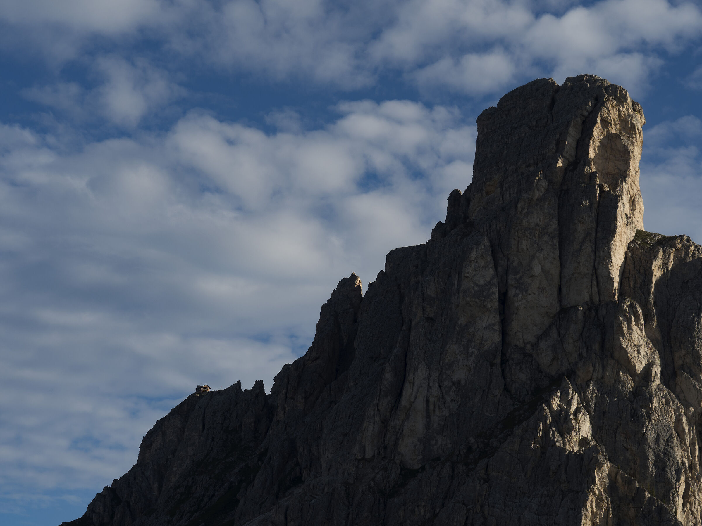 Il rifugio all'alba, è ancora lontano
