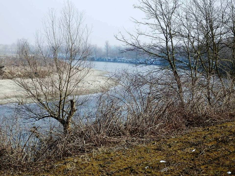 l'ultima neve sul fiume
