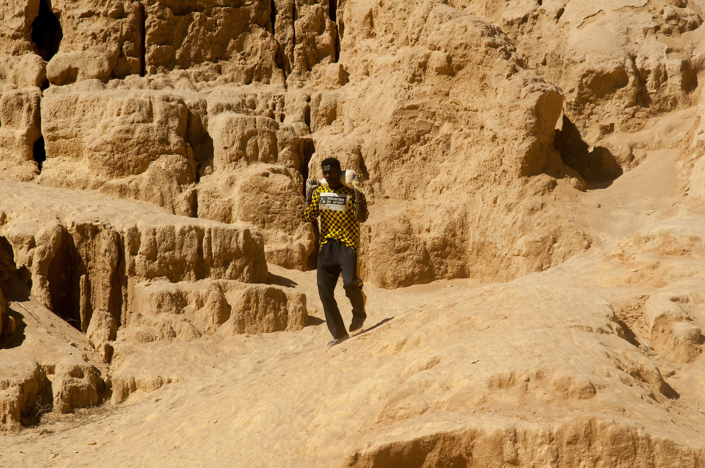Il marito scava in un buco lontano