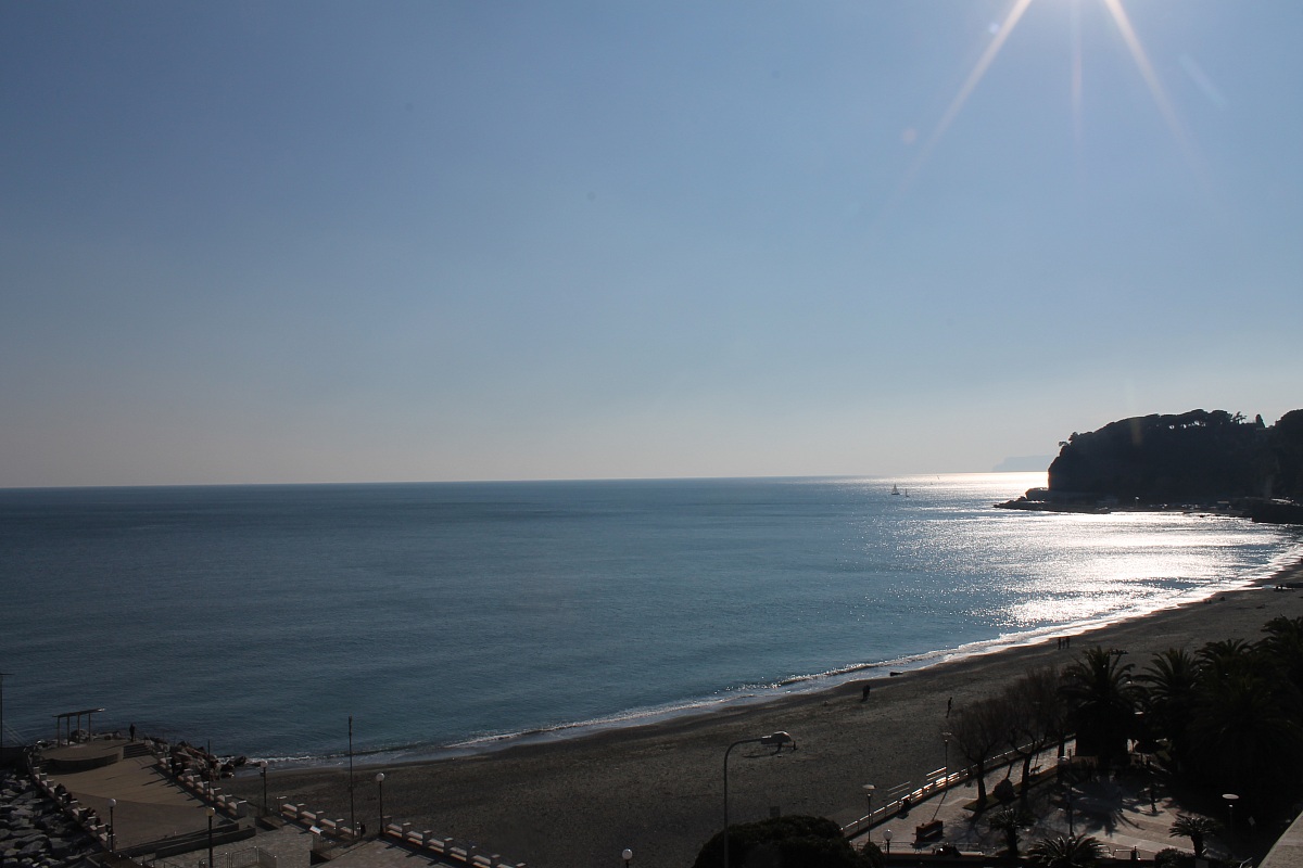 Spiaggia in controluce