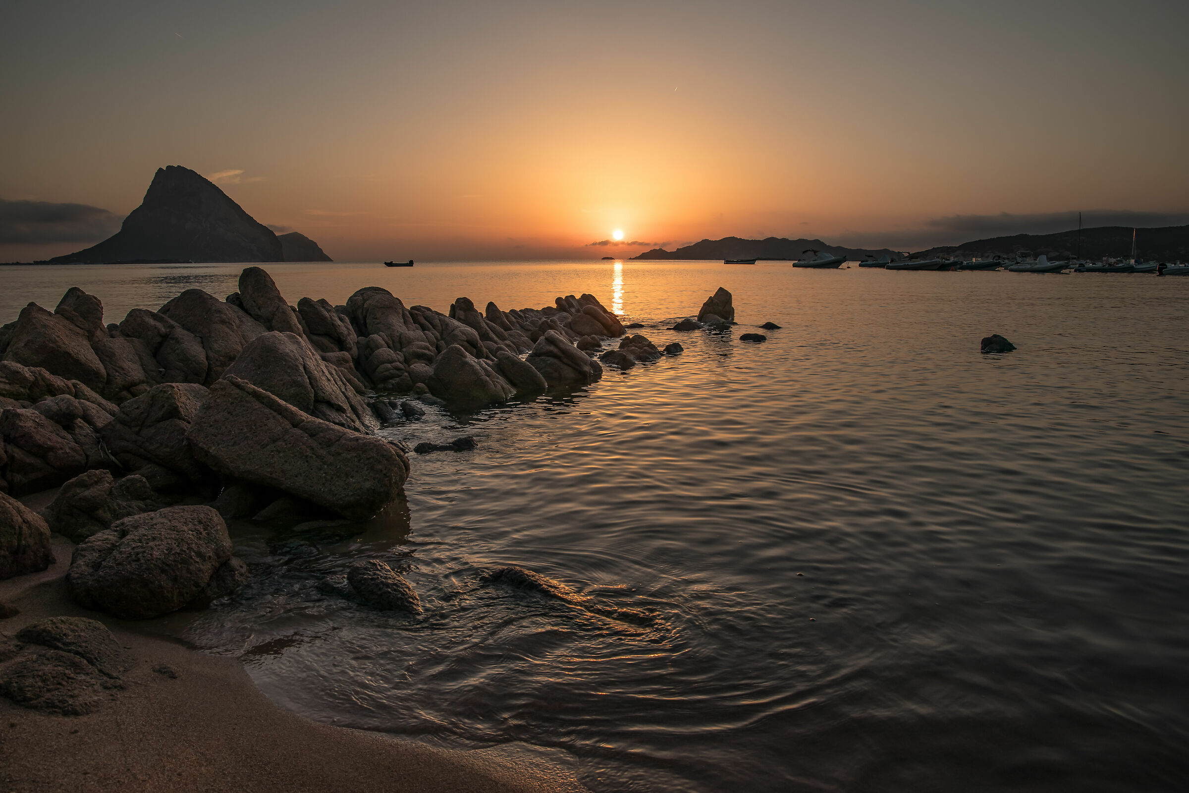 Tavolara come sfondo di un'alba bellissima