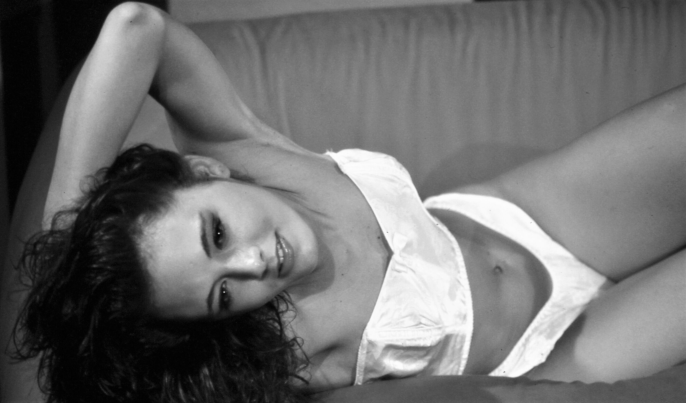 Piccola magazziniera dagli occhi lucidi.