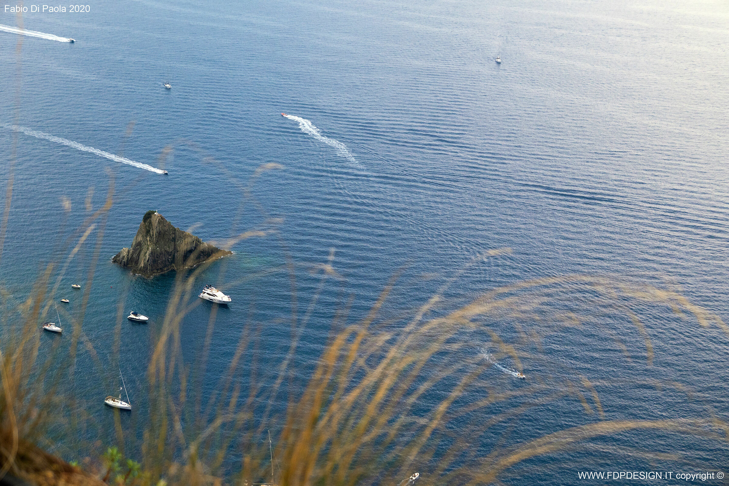una piramide in mare