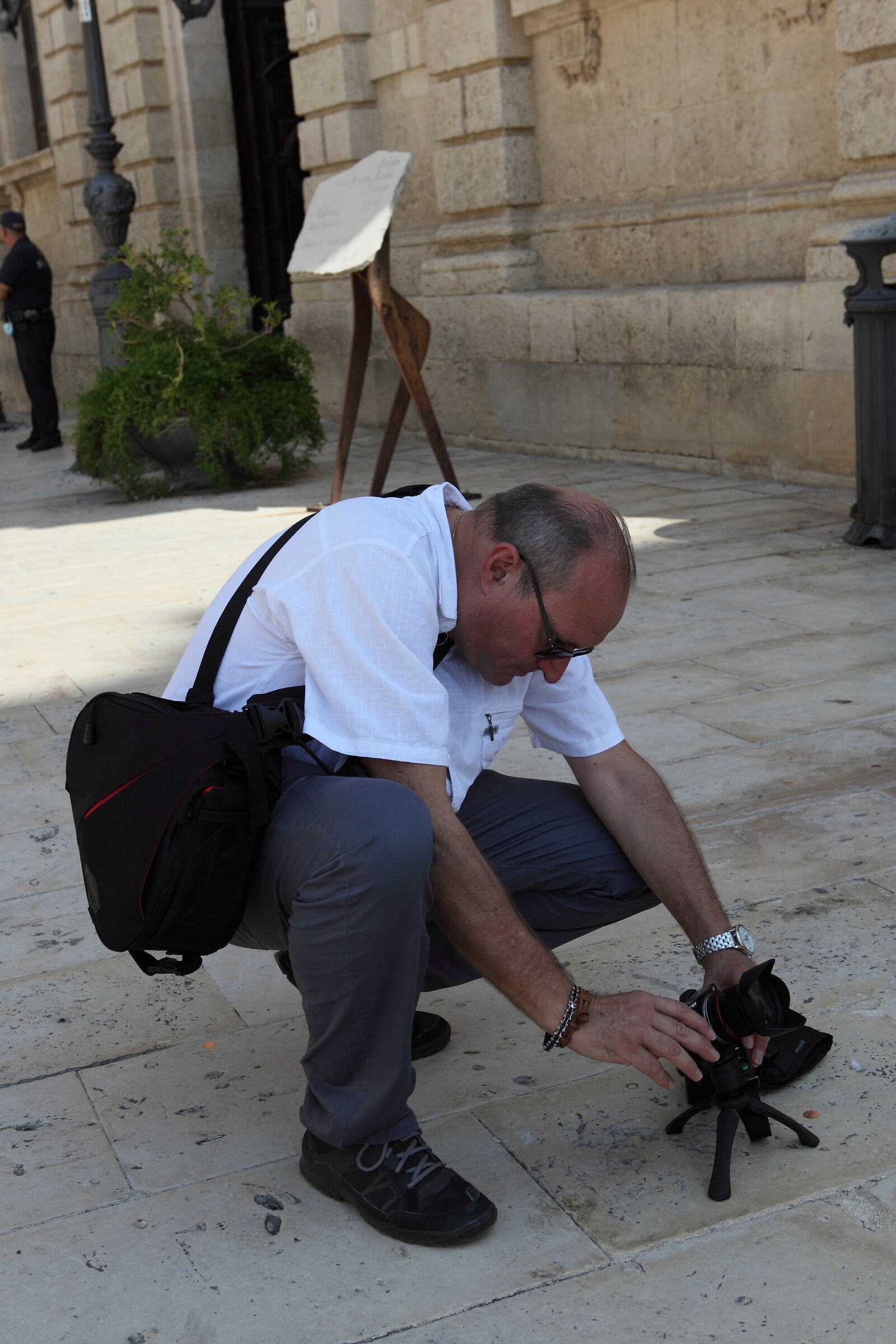 Rosario col suo inseparabile mini treppiedi.