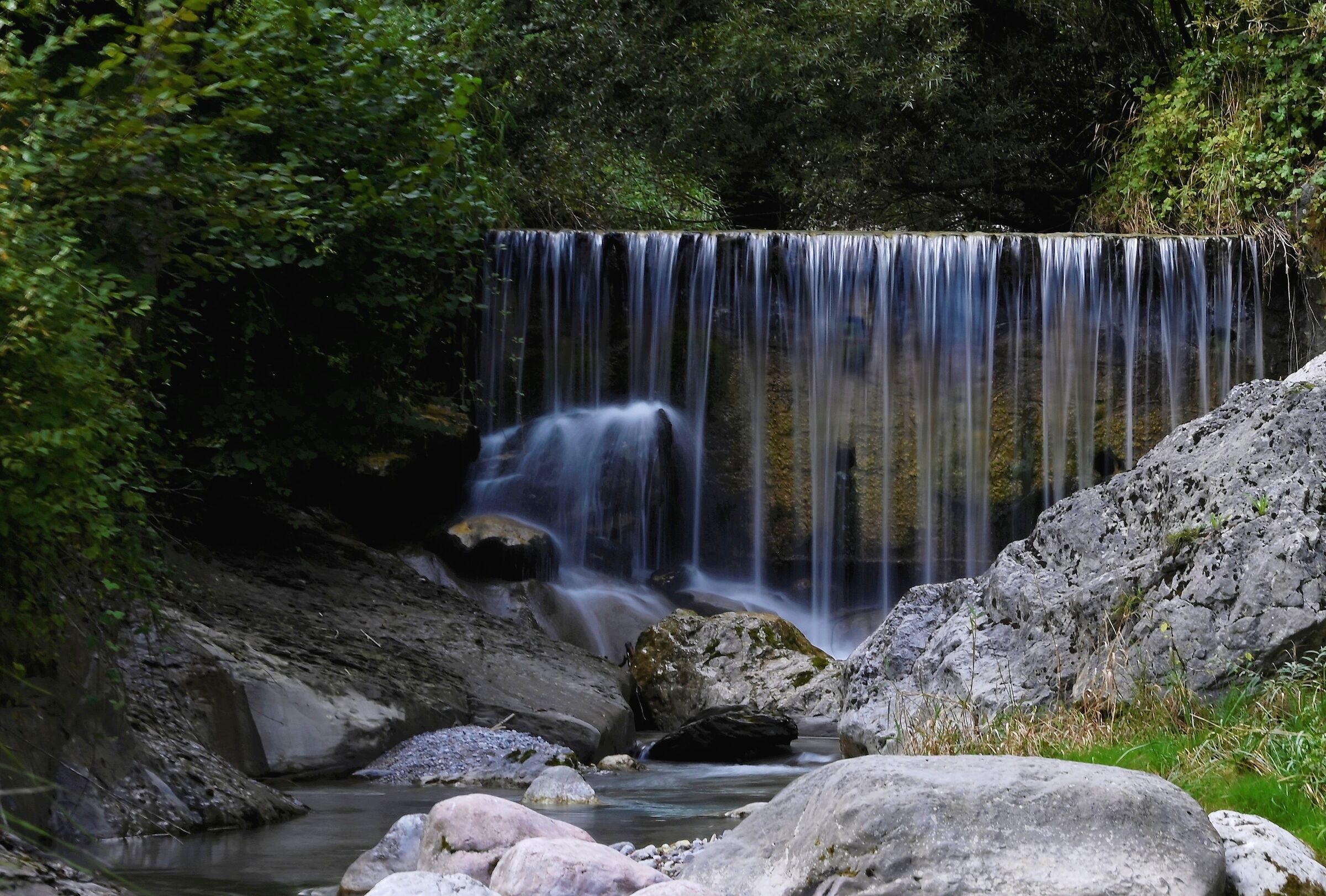 L'acqua si scioglie i capelli nelle cascate