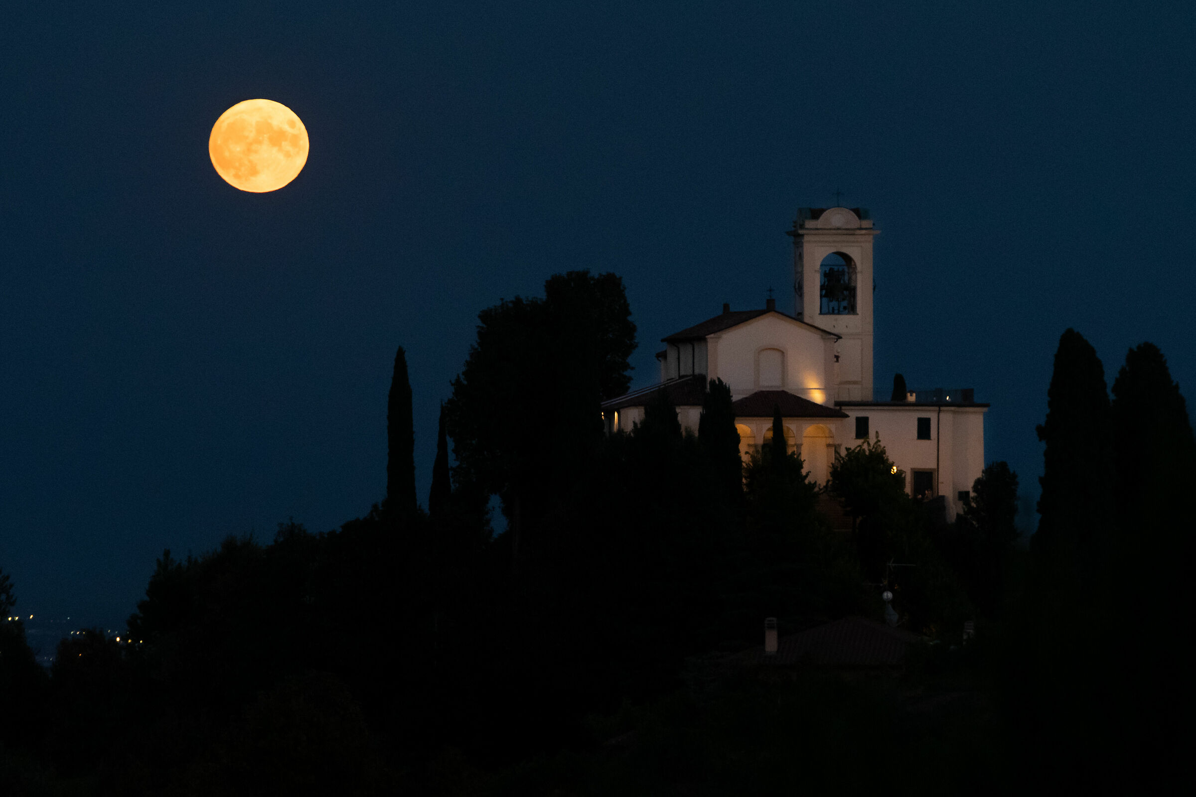 Montevecchia luna-rossa