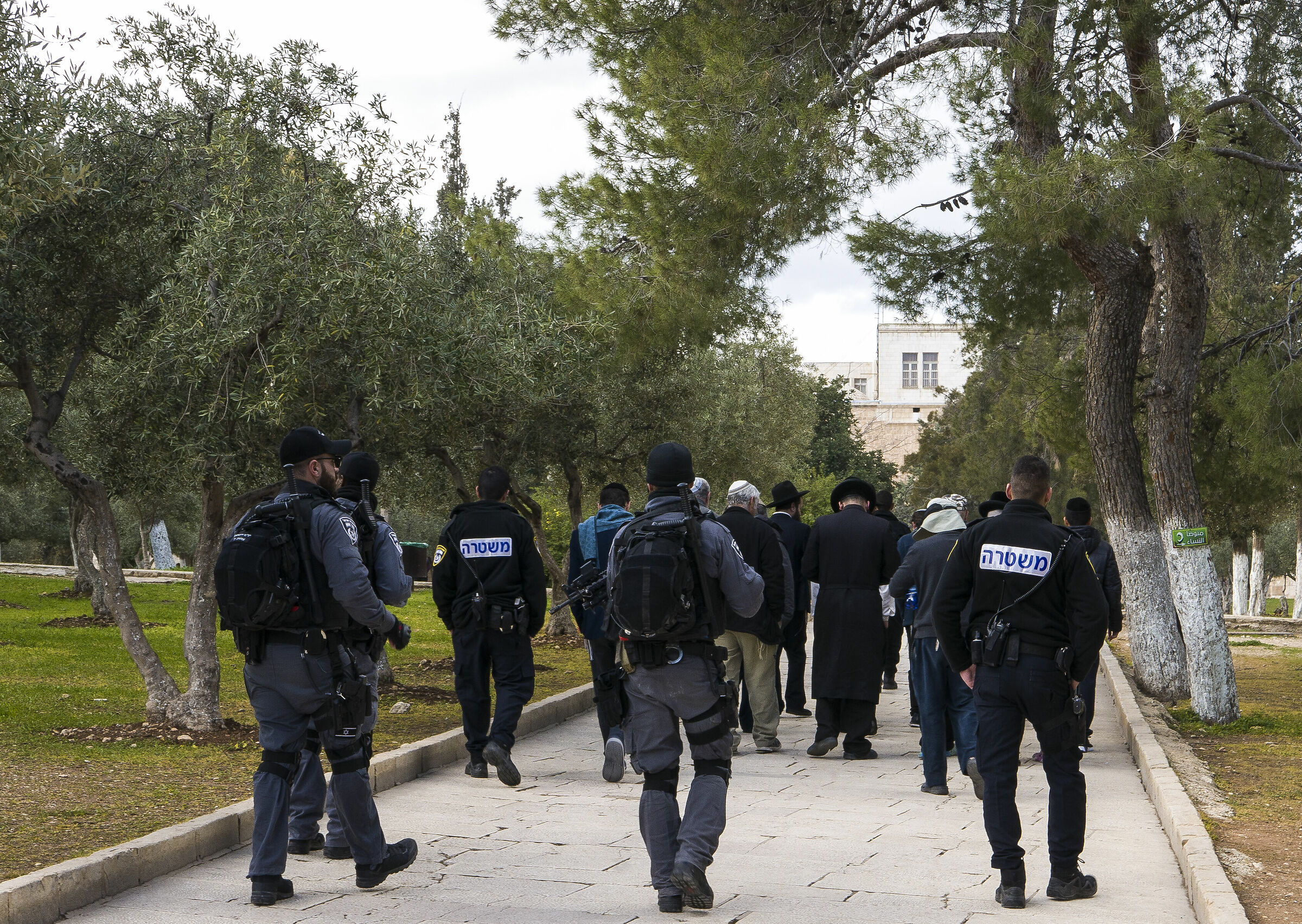 Preghiera attorno alla spianata delle moschee
