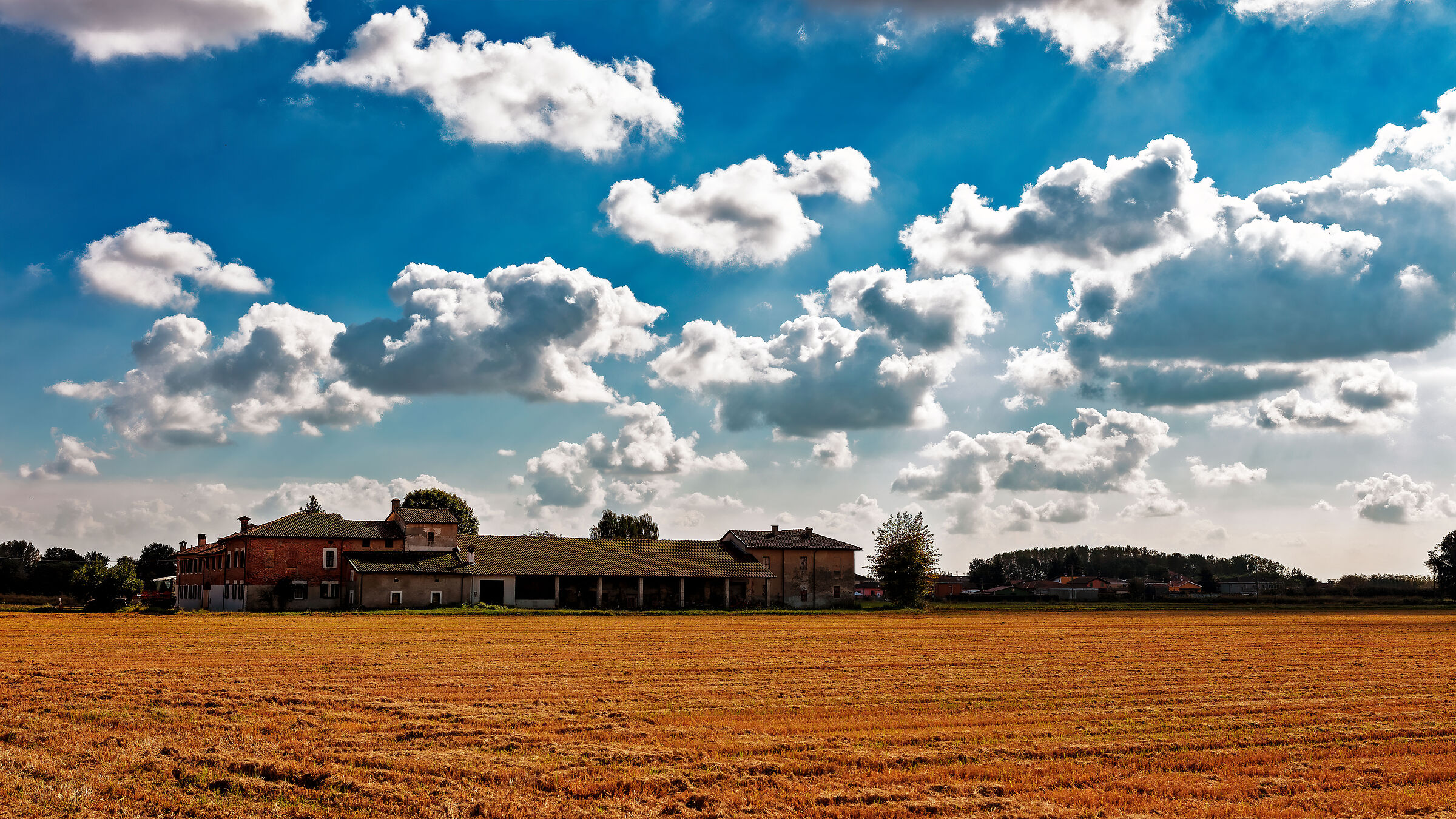 Stoppie e nuvole con cascinale