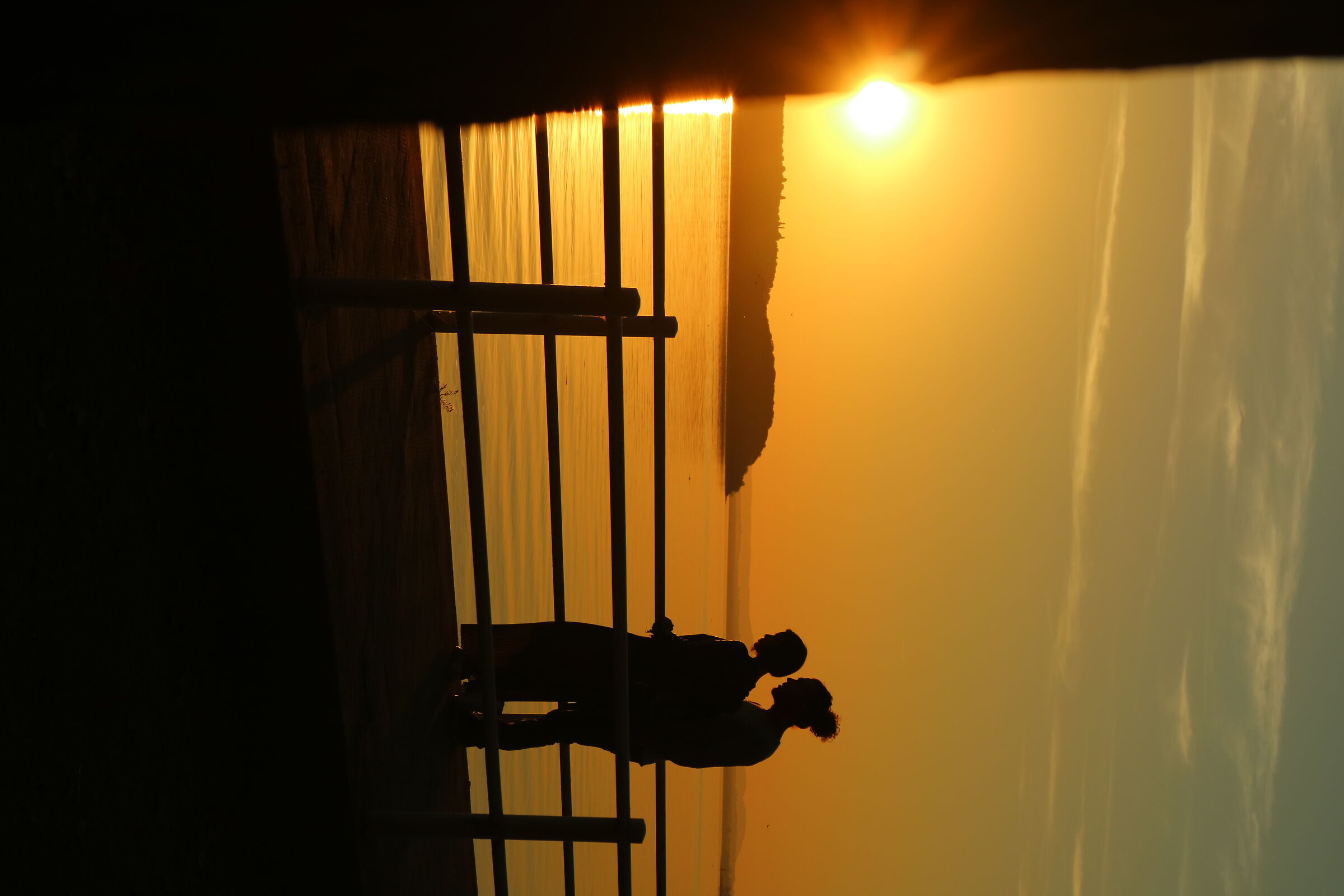 il lago Trasimeno al tramonto