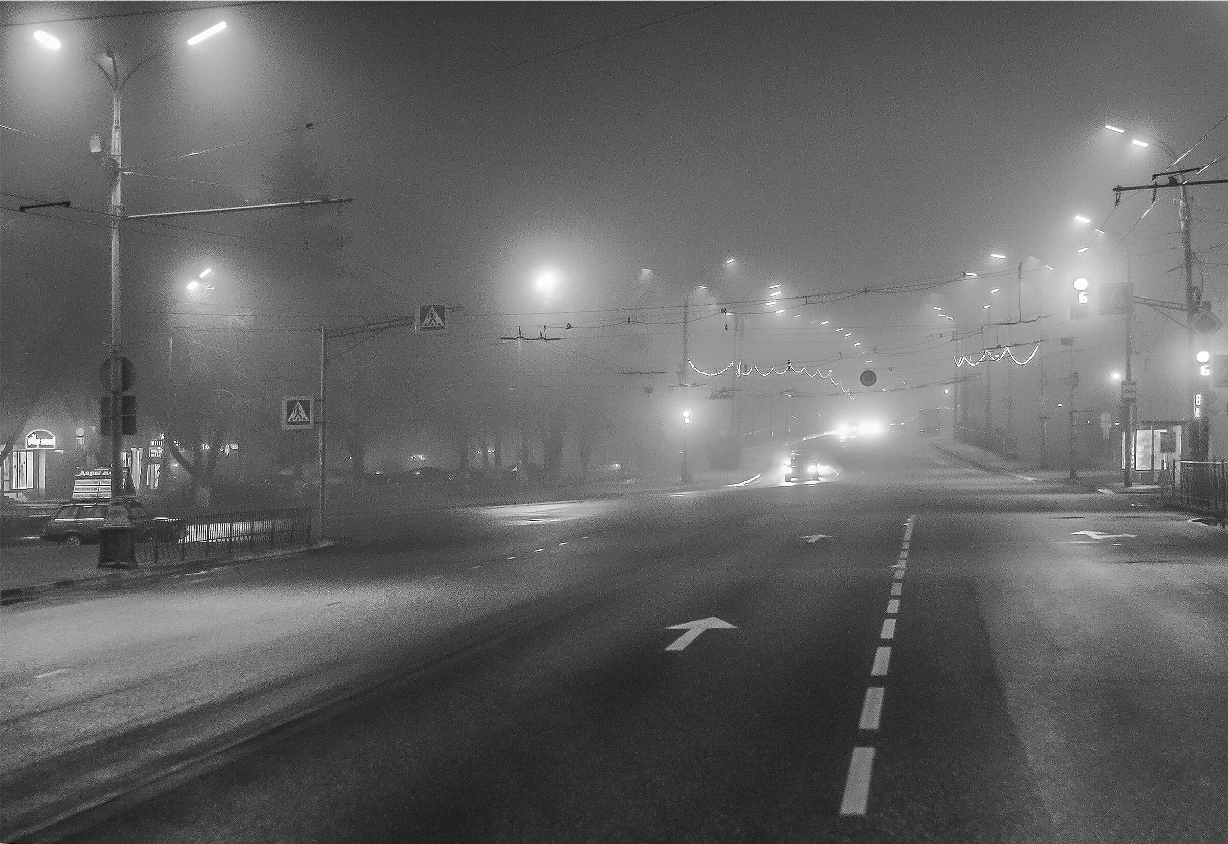 Strada nella notte nebbiosa