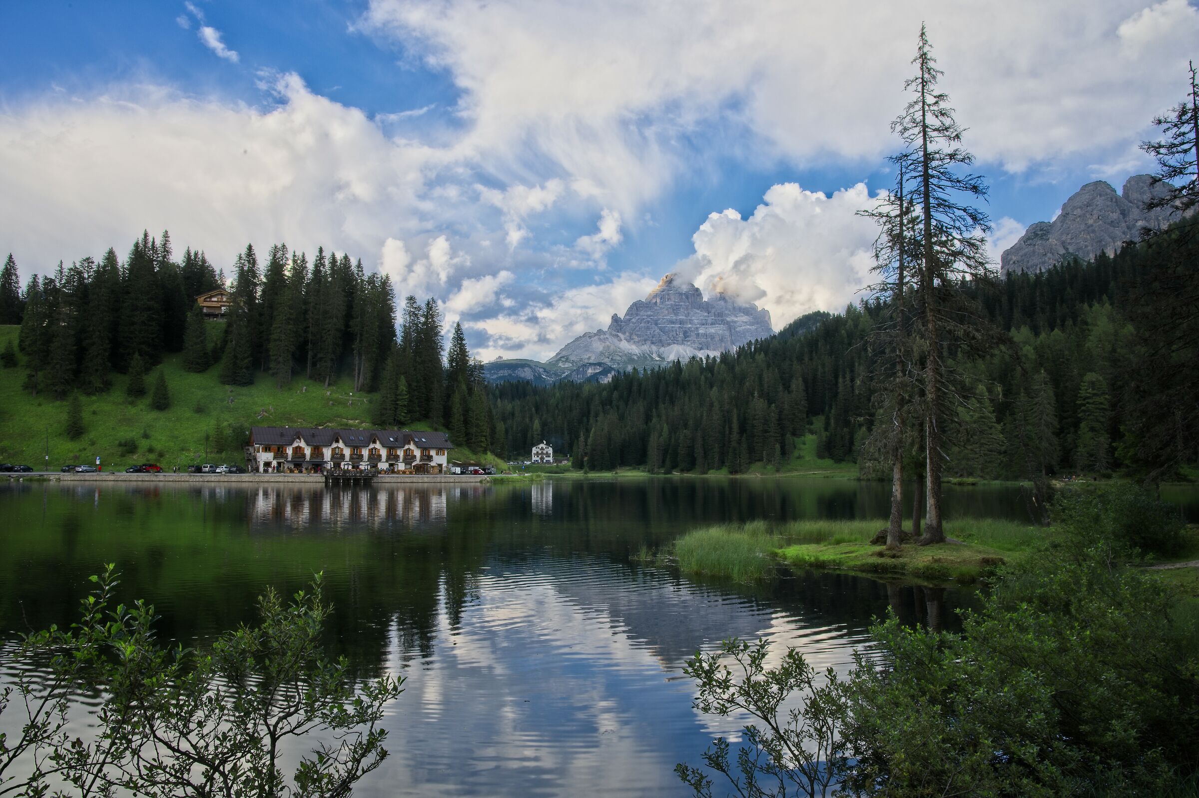 Passeggiata tra lago e montagna