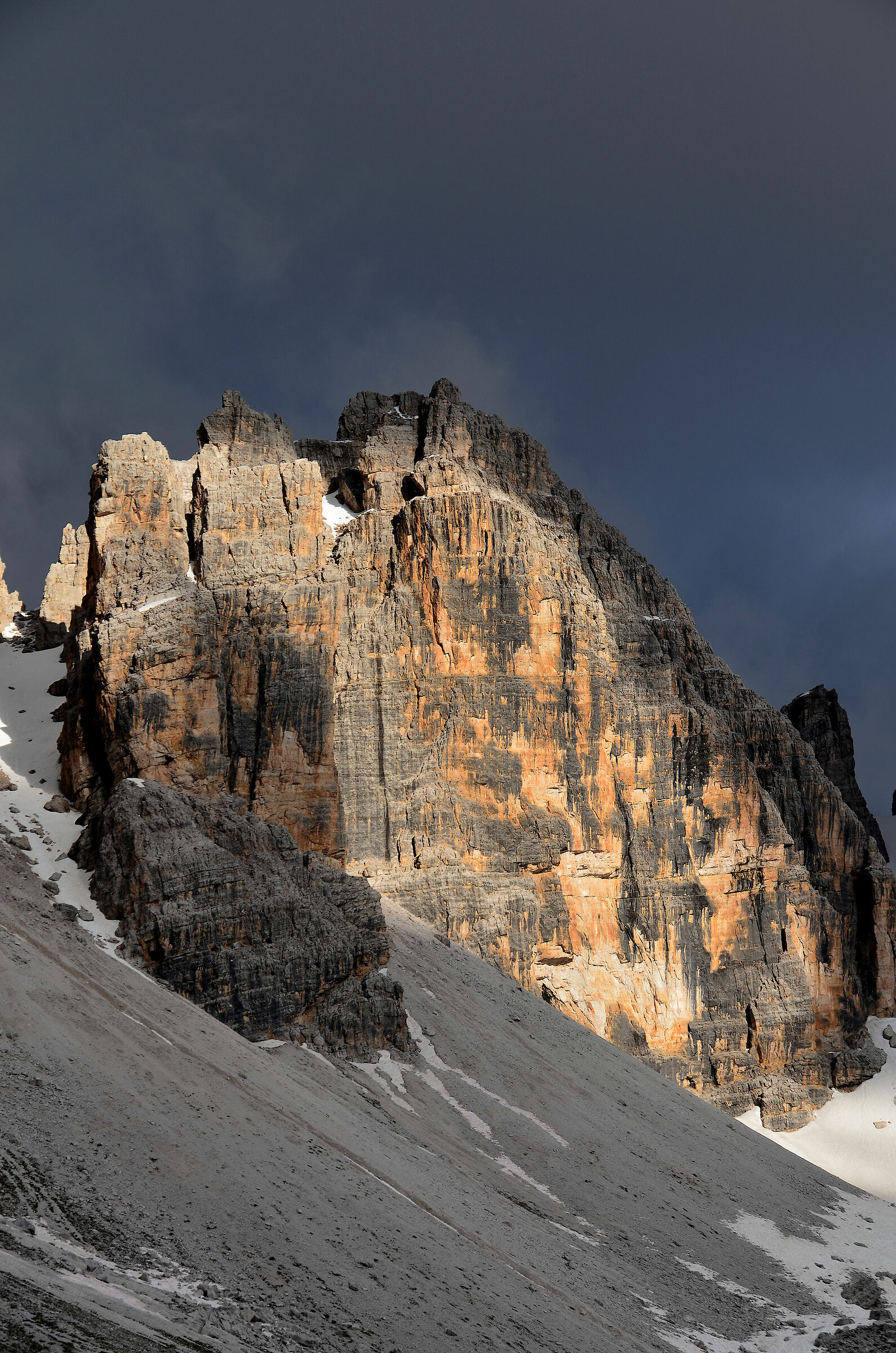 Fanis tra luce e oscurità