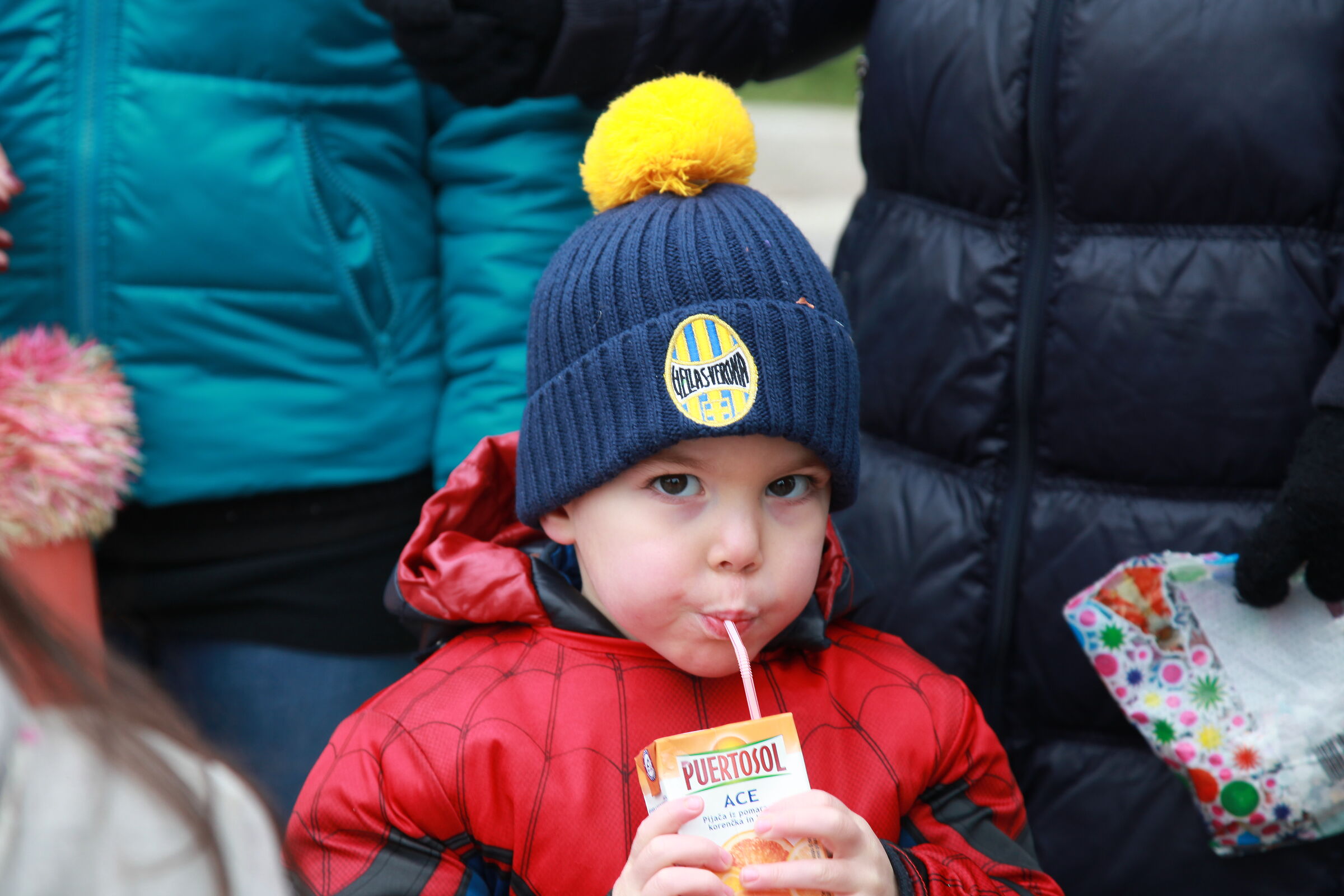 ritratto di un bambino ai carri di carnevale ,