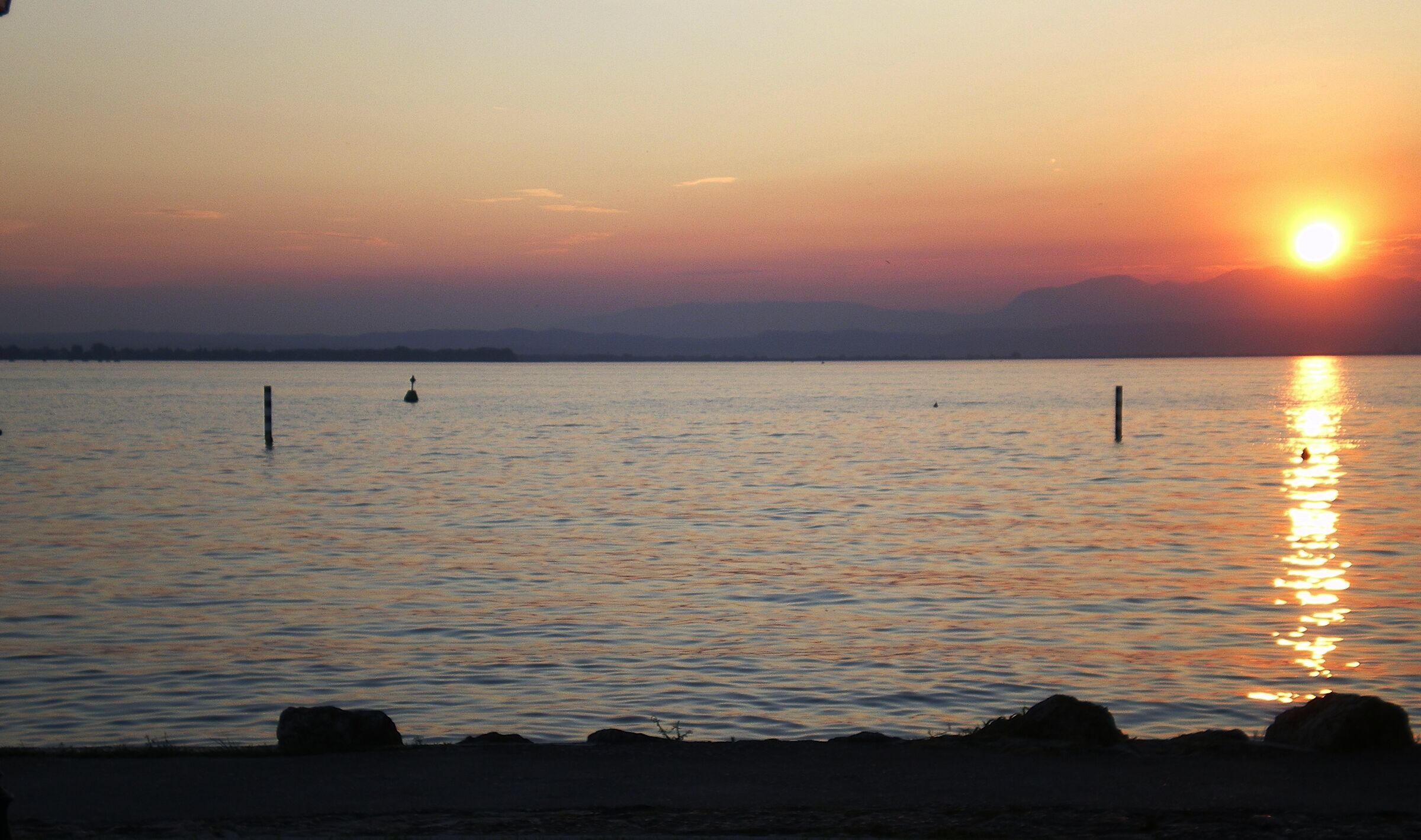 tramonto sul lago di garda .