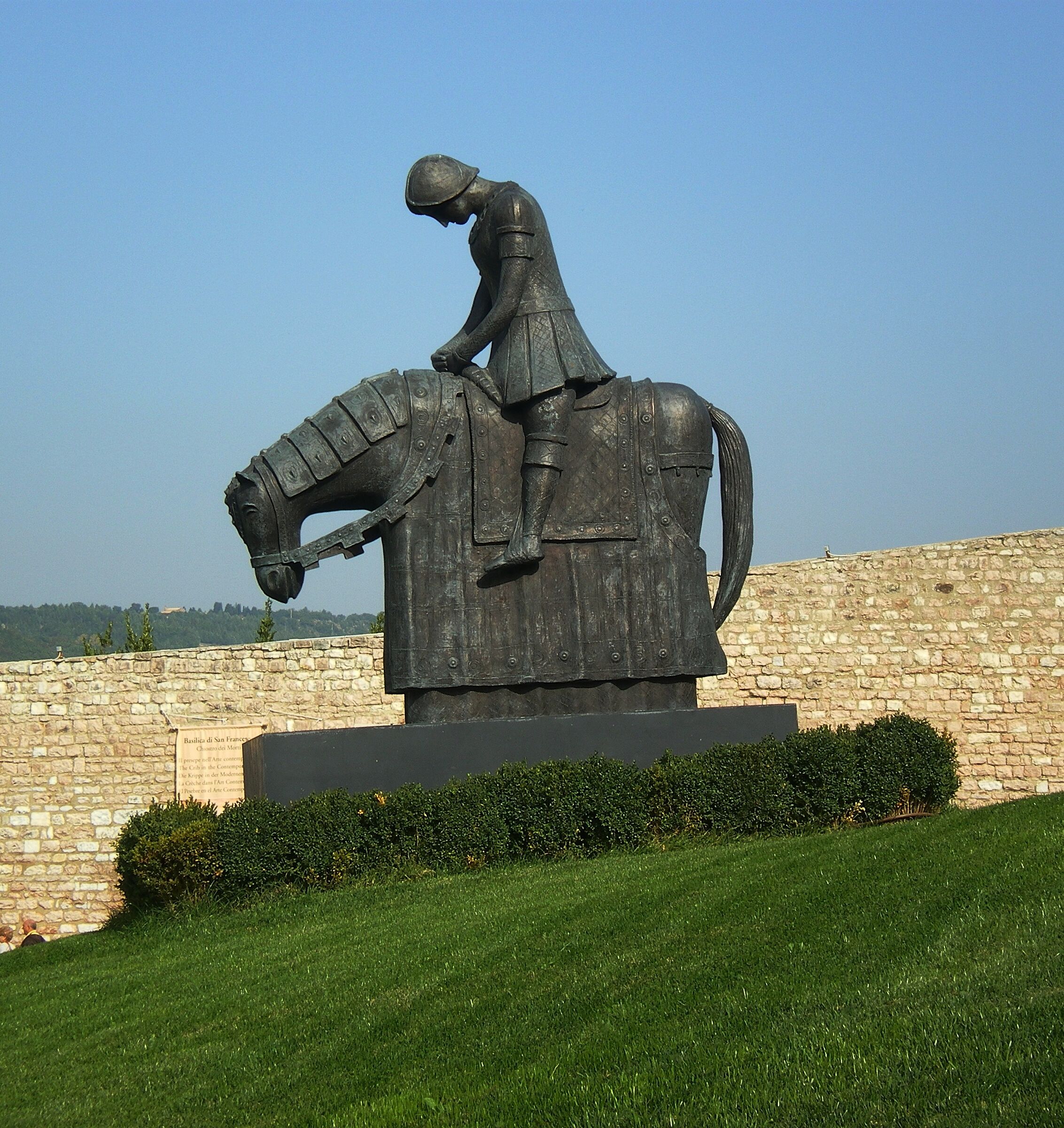 statua che si trova ad assisi davanti alla chiesa .