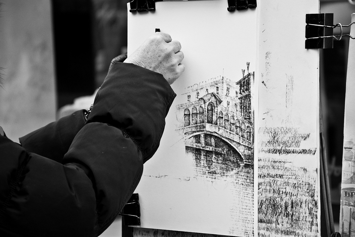 one hand, a sheet, a pencil ... here is the art