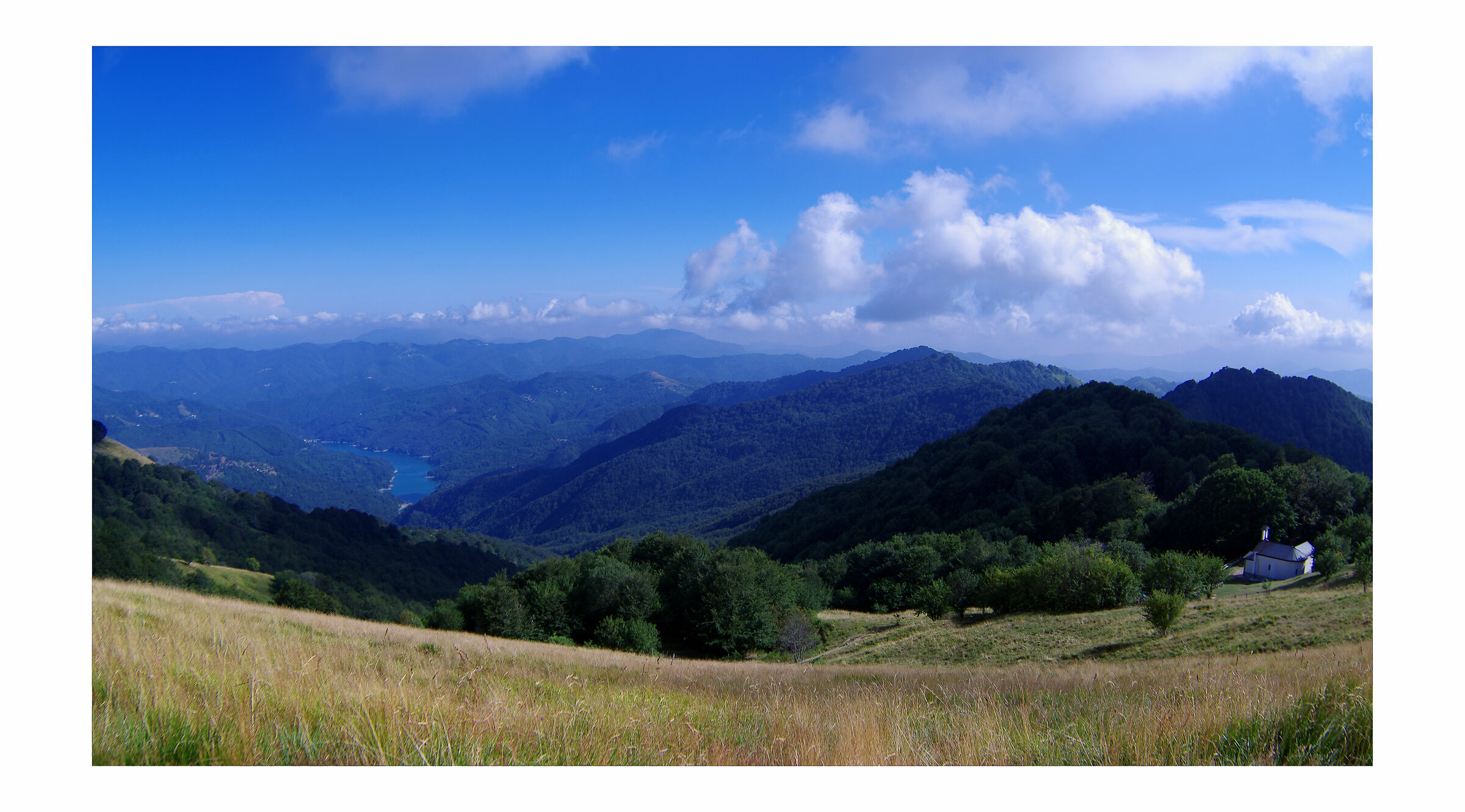 Monte Antola (vista sul Lago del Brugneto)