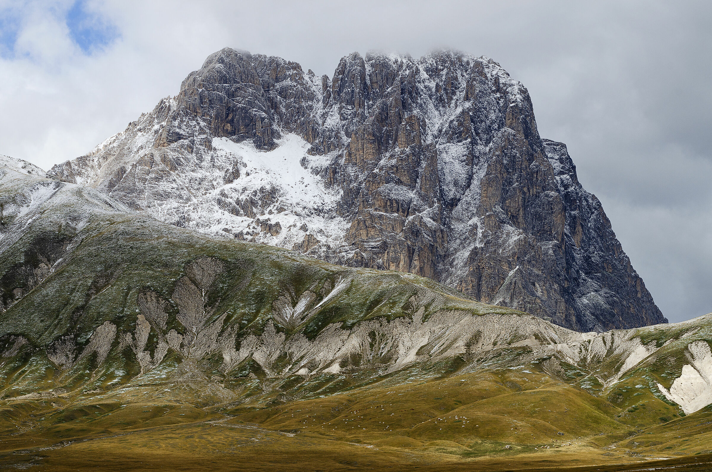 prima neve sul Corno Grande del Gran Sasso d'Italia.