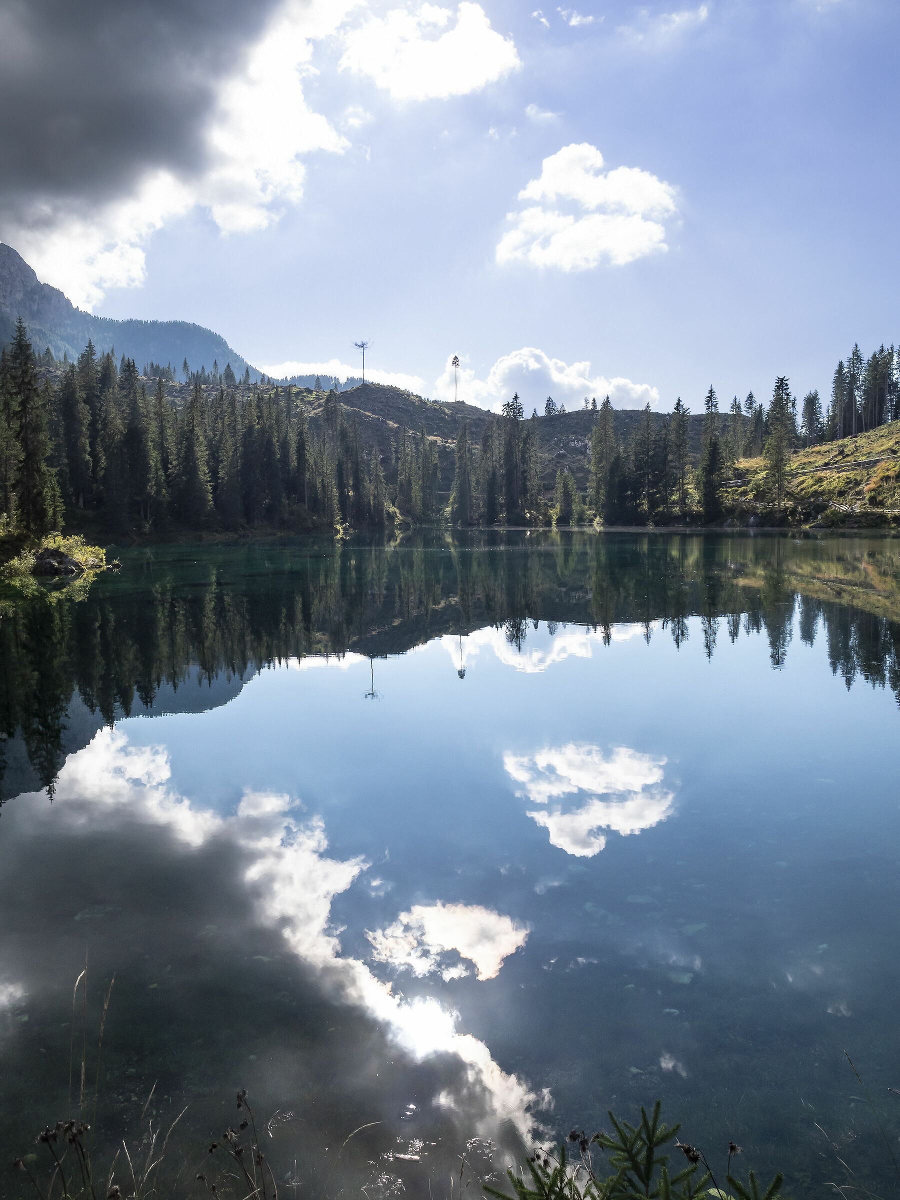 Nuvole scure sul Lago di Carezza.