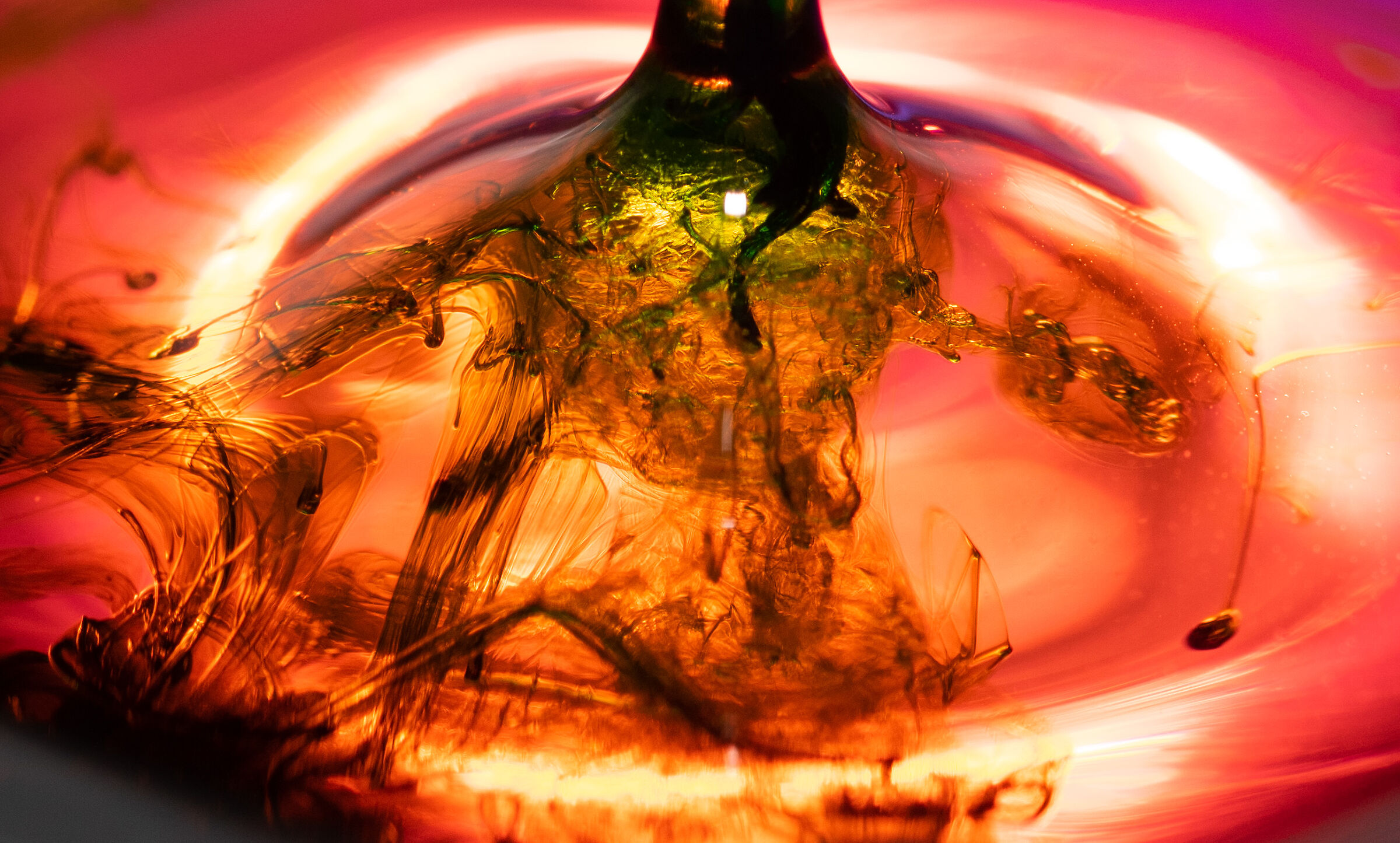 colori dentro l'acqua