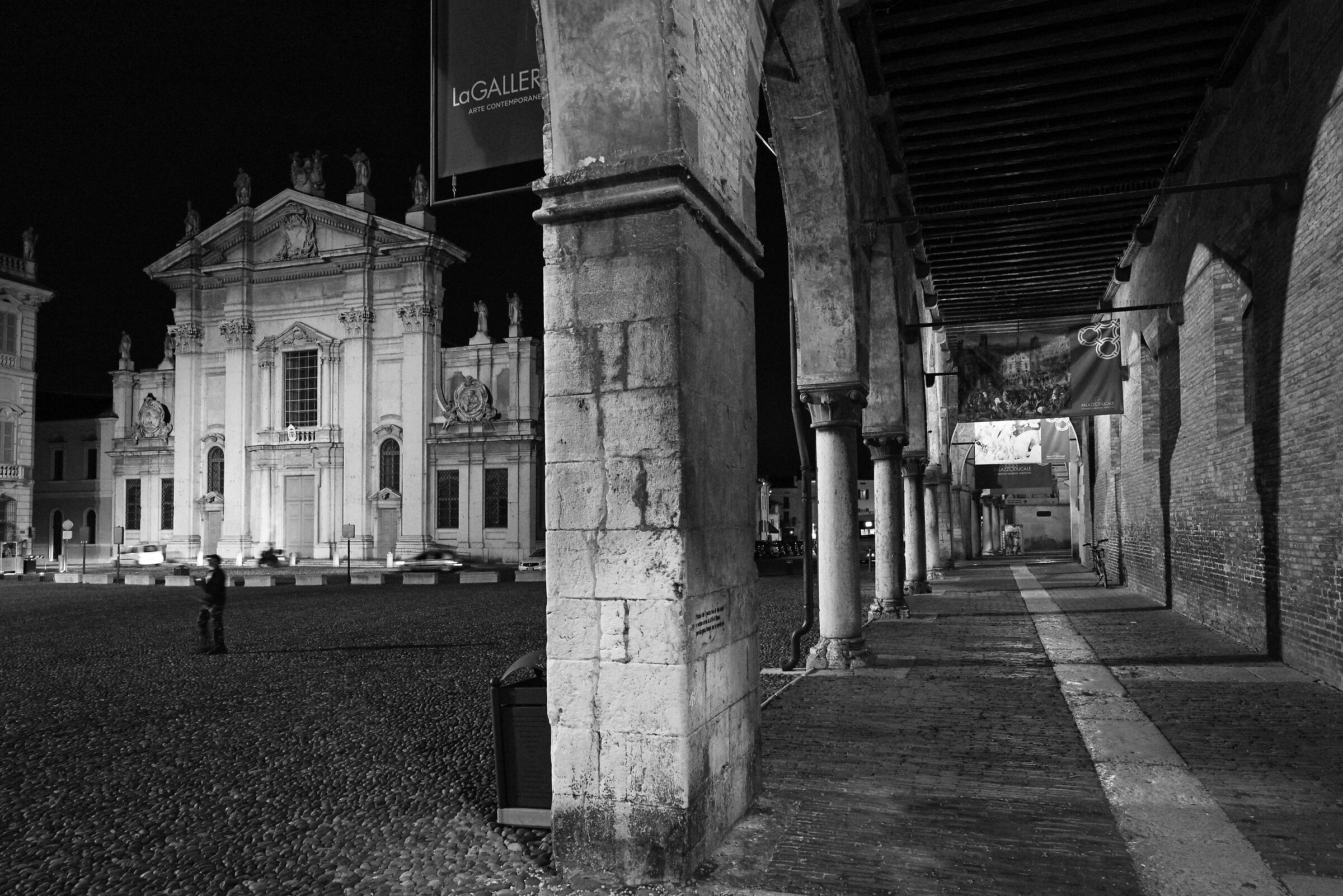 Il duomo di Mantova in bianco e nero