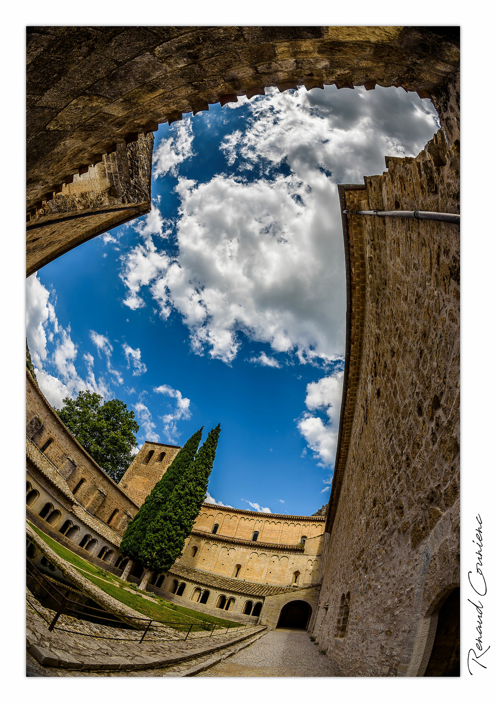 Un'altra visione del chiostro di Gellone