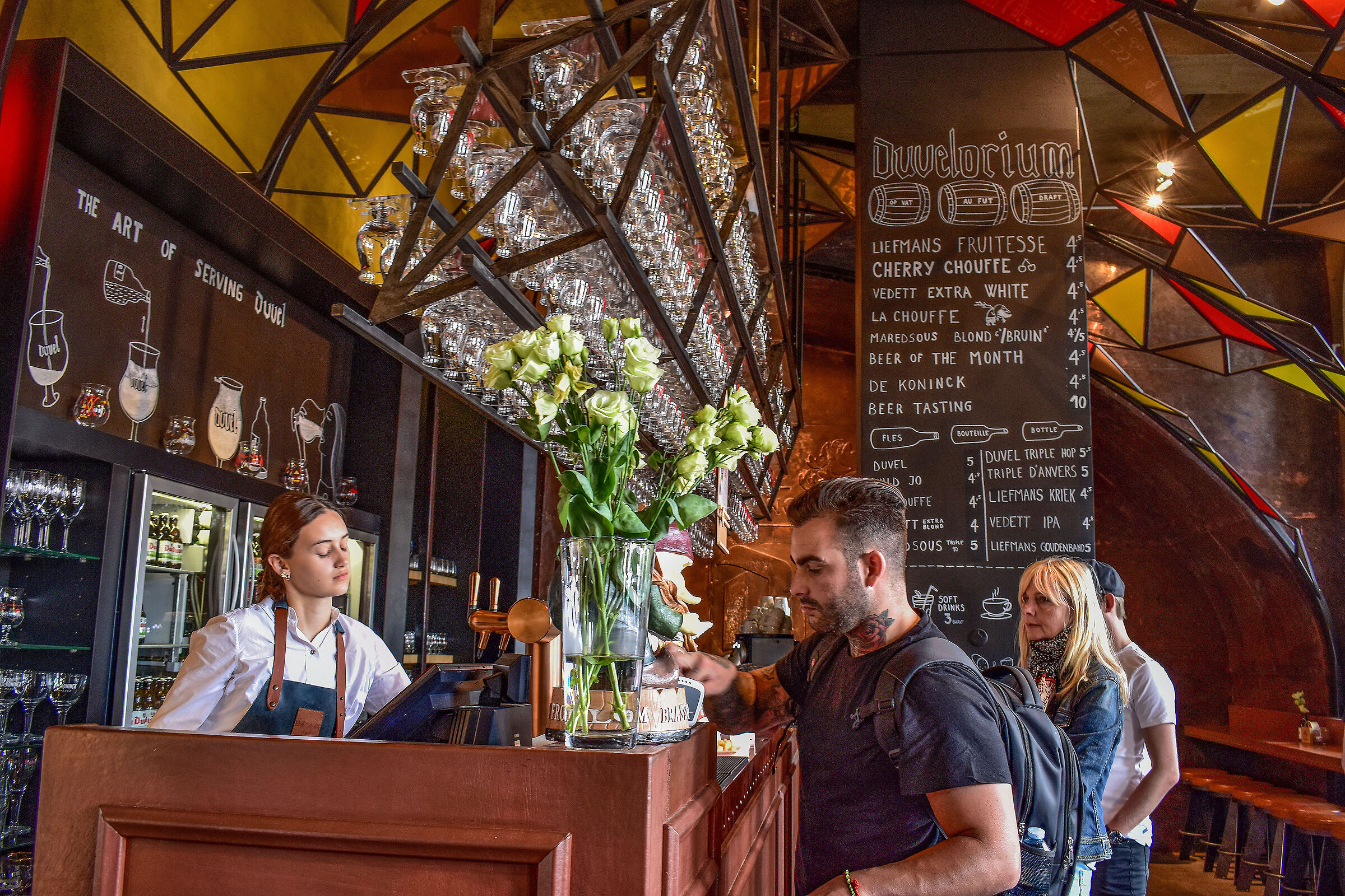 rose gialle e rosa rossa