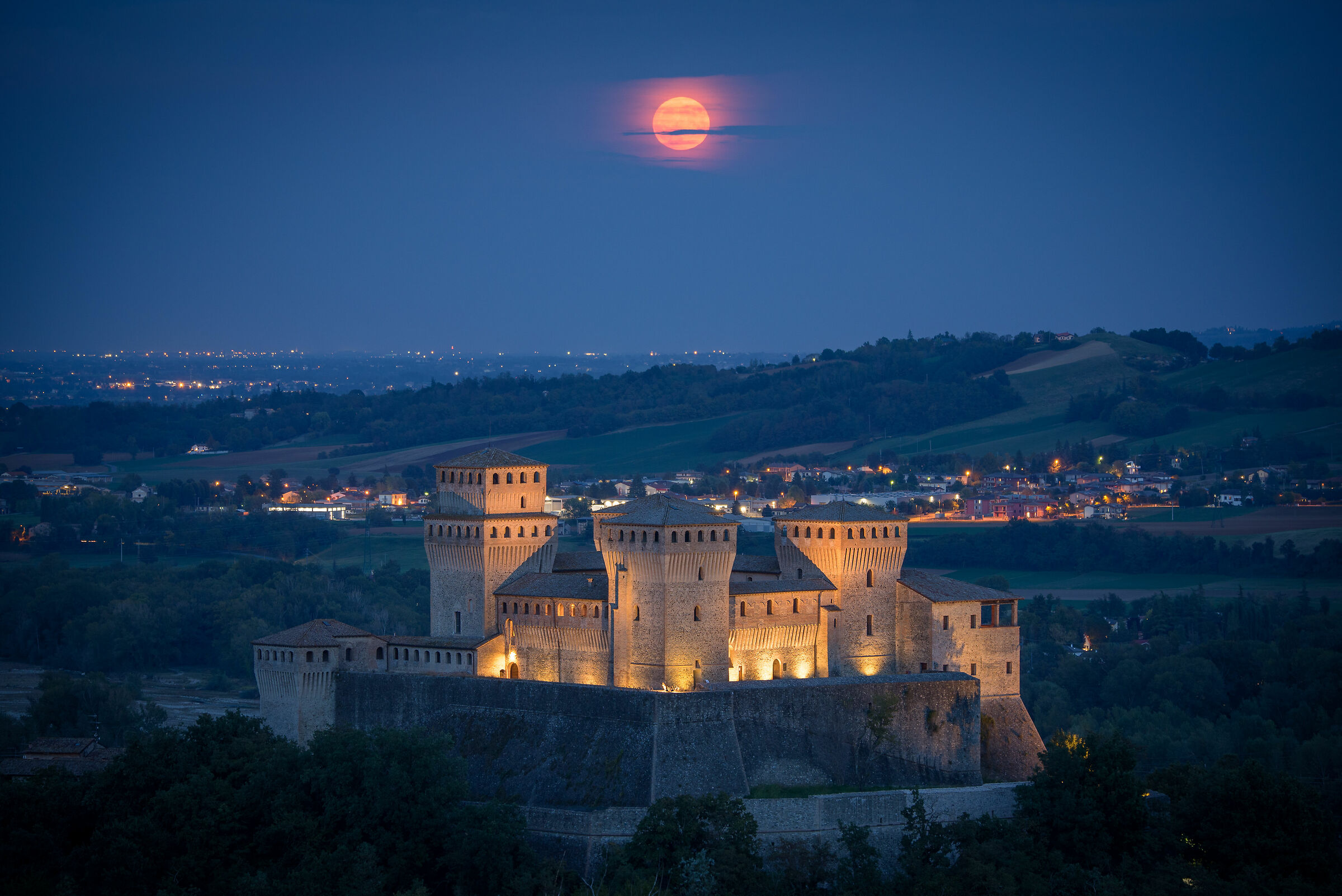 Luna Piena sul Castello di Torrechiara