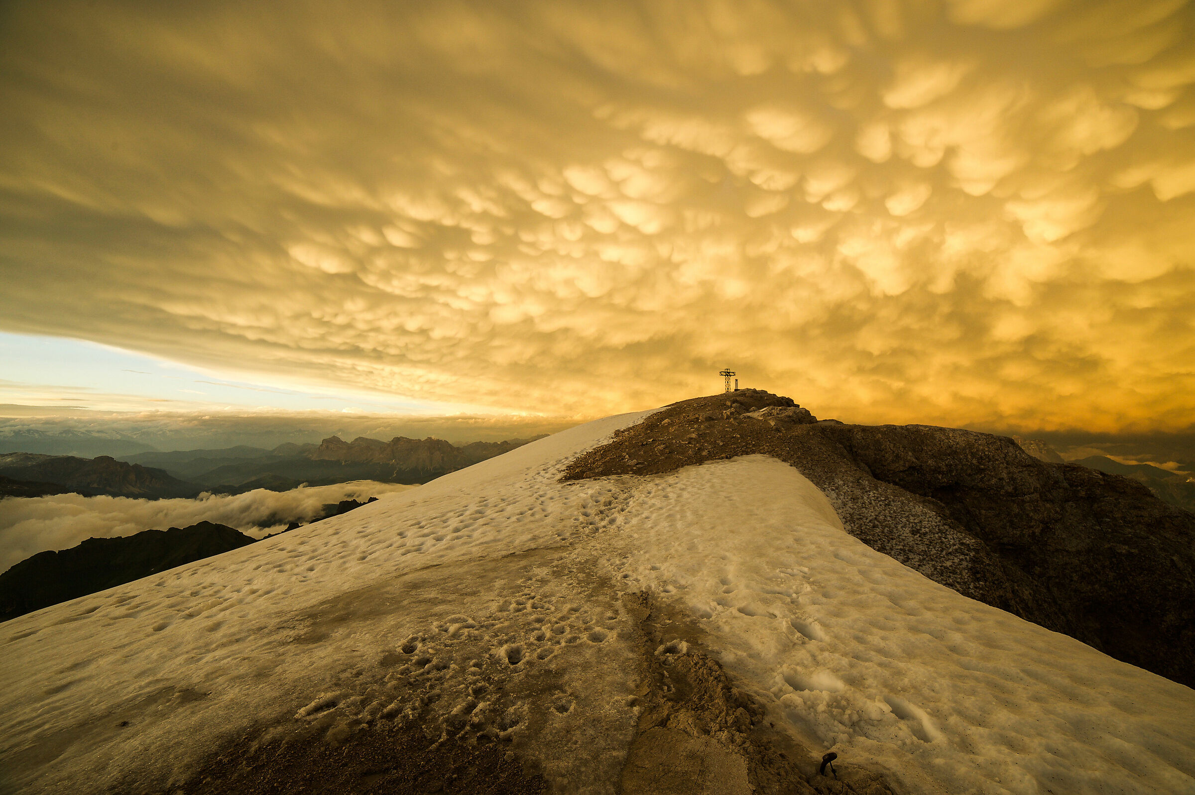 invasione di nuvole su punta Penia (Marmolada)